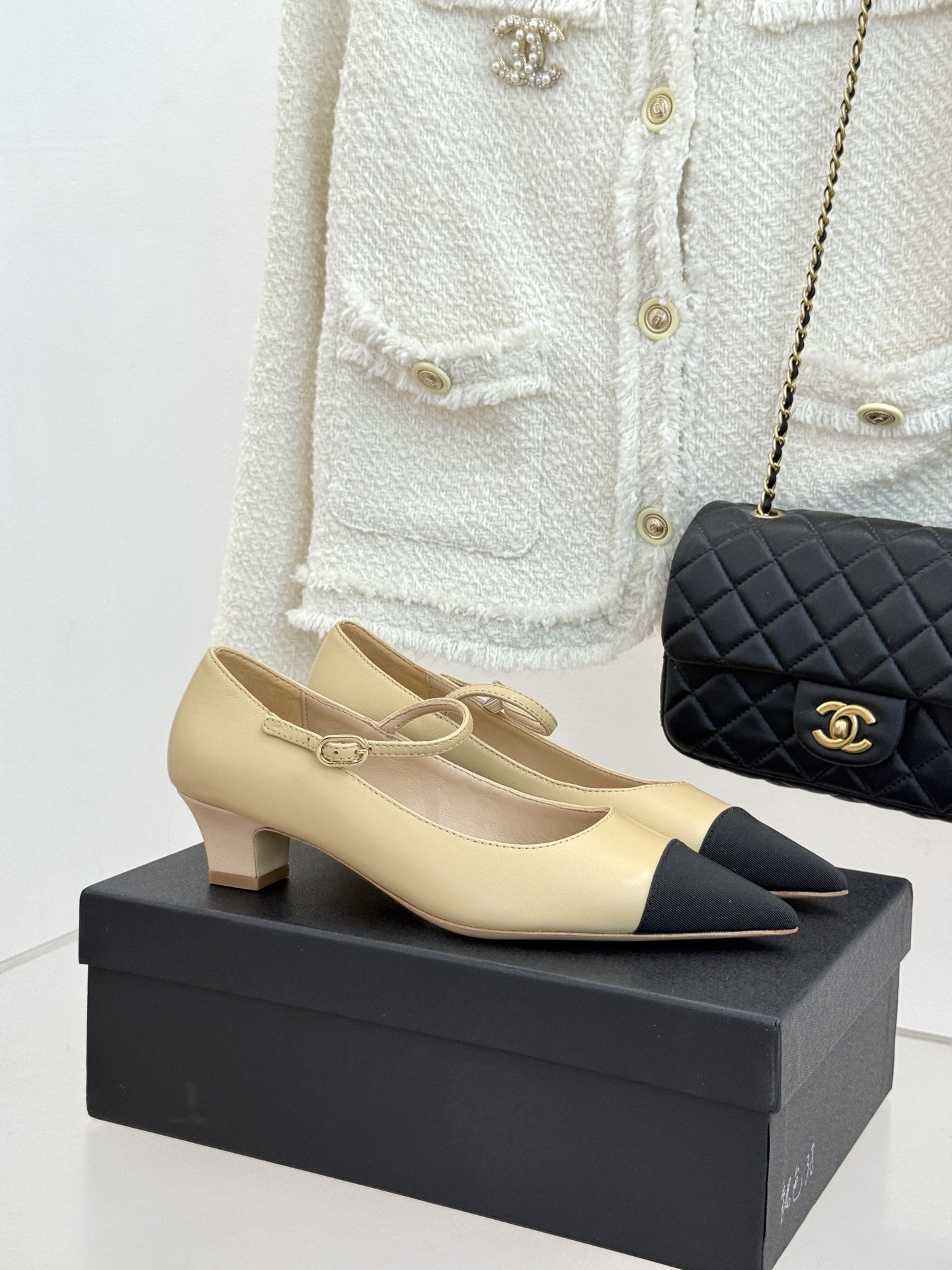 CHANE* ｜小香拼色尖头猫跟玛丽珍鞋 以复古廓形与现代撞色，重塑春夏格调。羊皮革与漆皮拼接 质感细腻