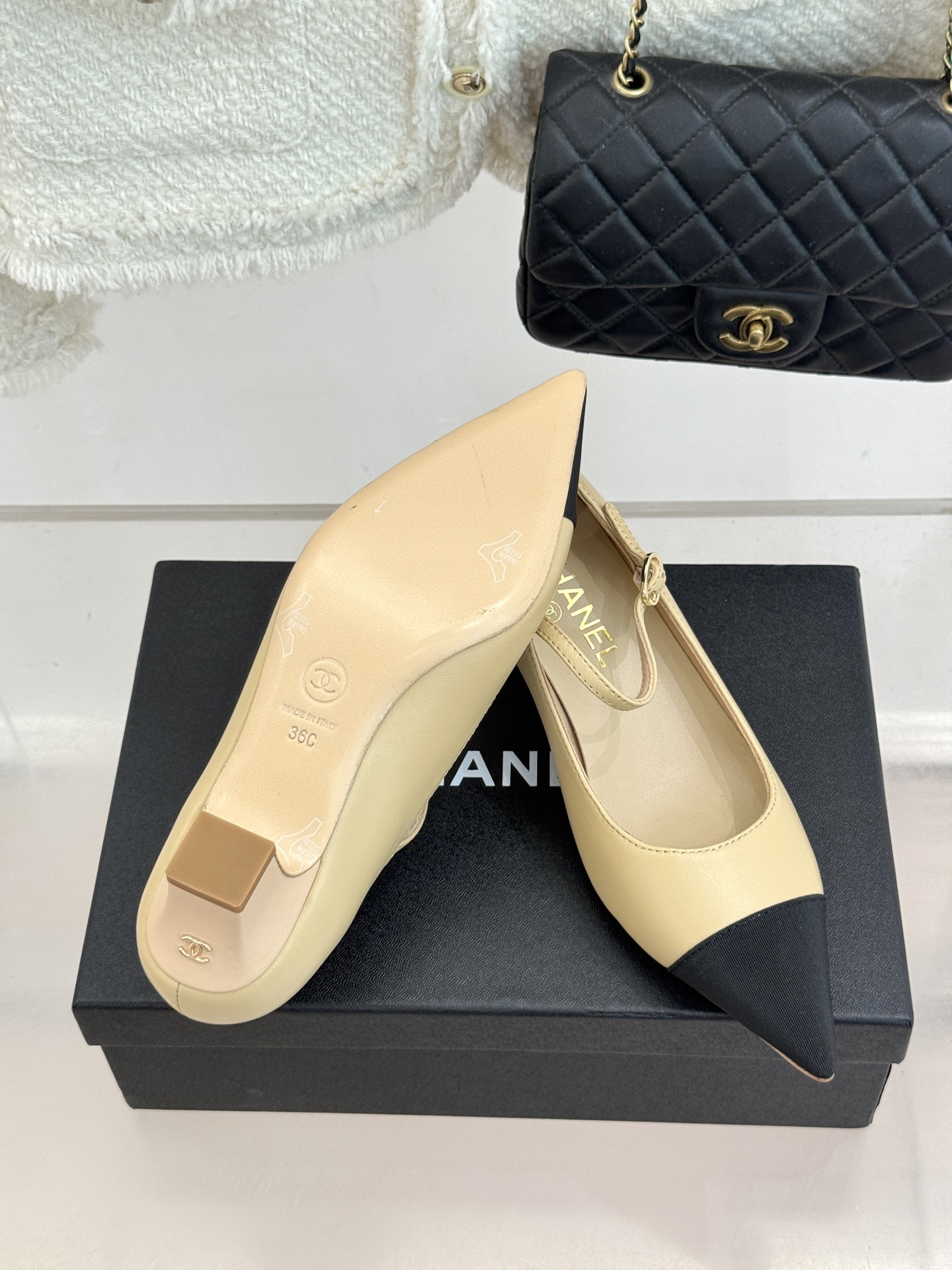 CHANE* ｜小香拼色尖头猫跟玛丽珍鞋 以复古廓形与现代撞色，重塑春夏格调。羊皮革与漆皮拼接 质感细腻