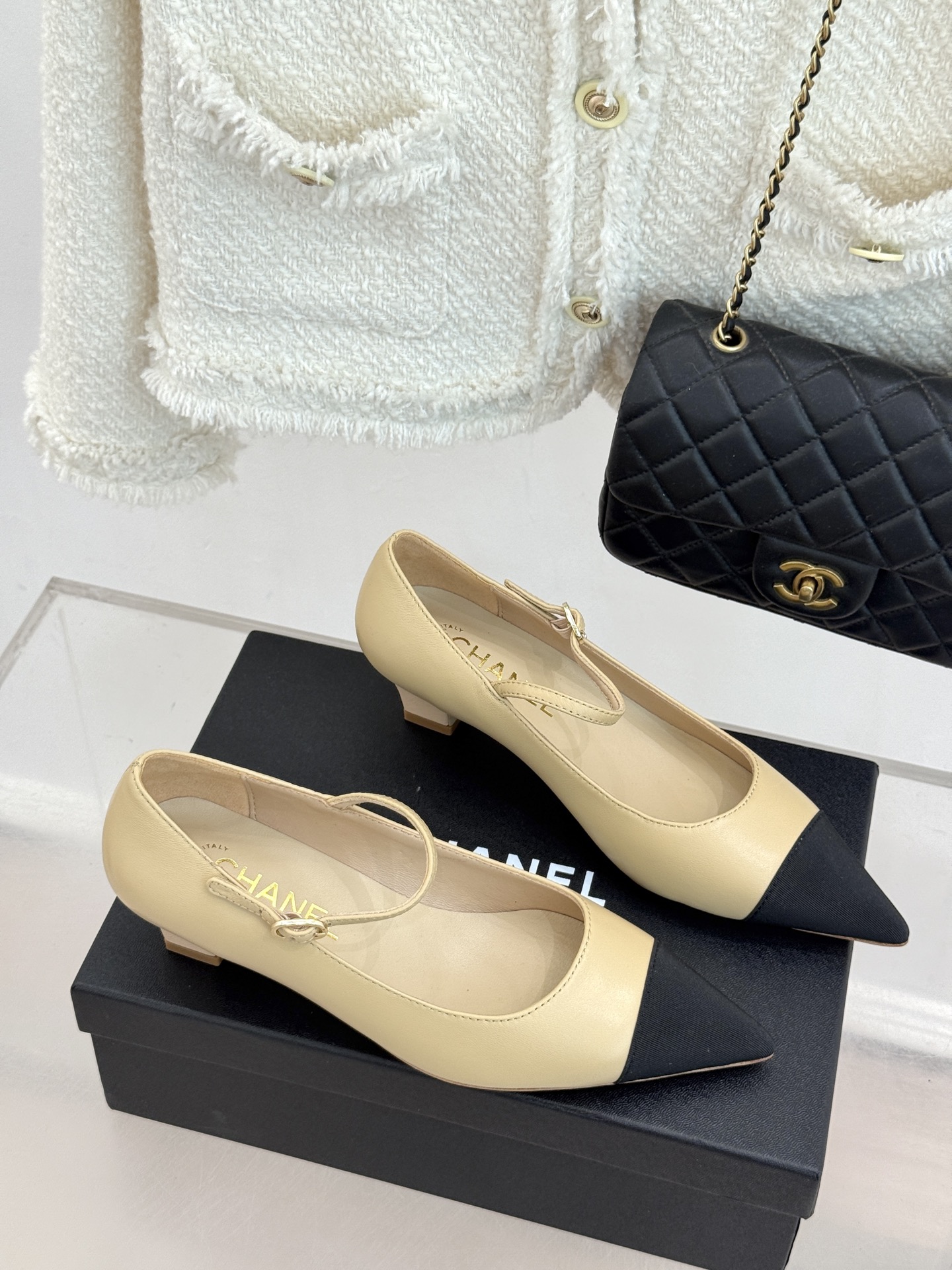 CHANE* ｜小香拼色尖头猫跟玛丽珍鞋 以复古廓形与现代撞色，重塑春夏格调。羊皮革与漆皮拼接 质感细腻