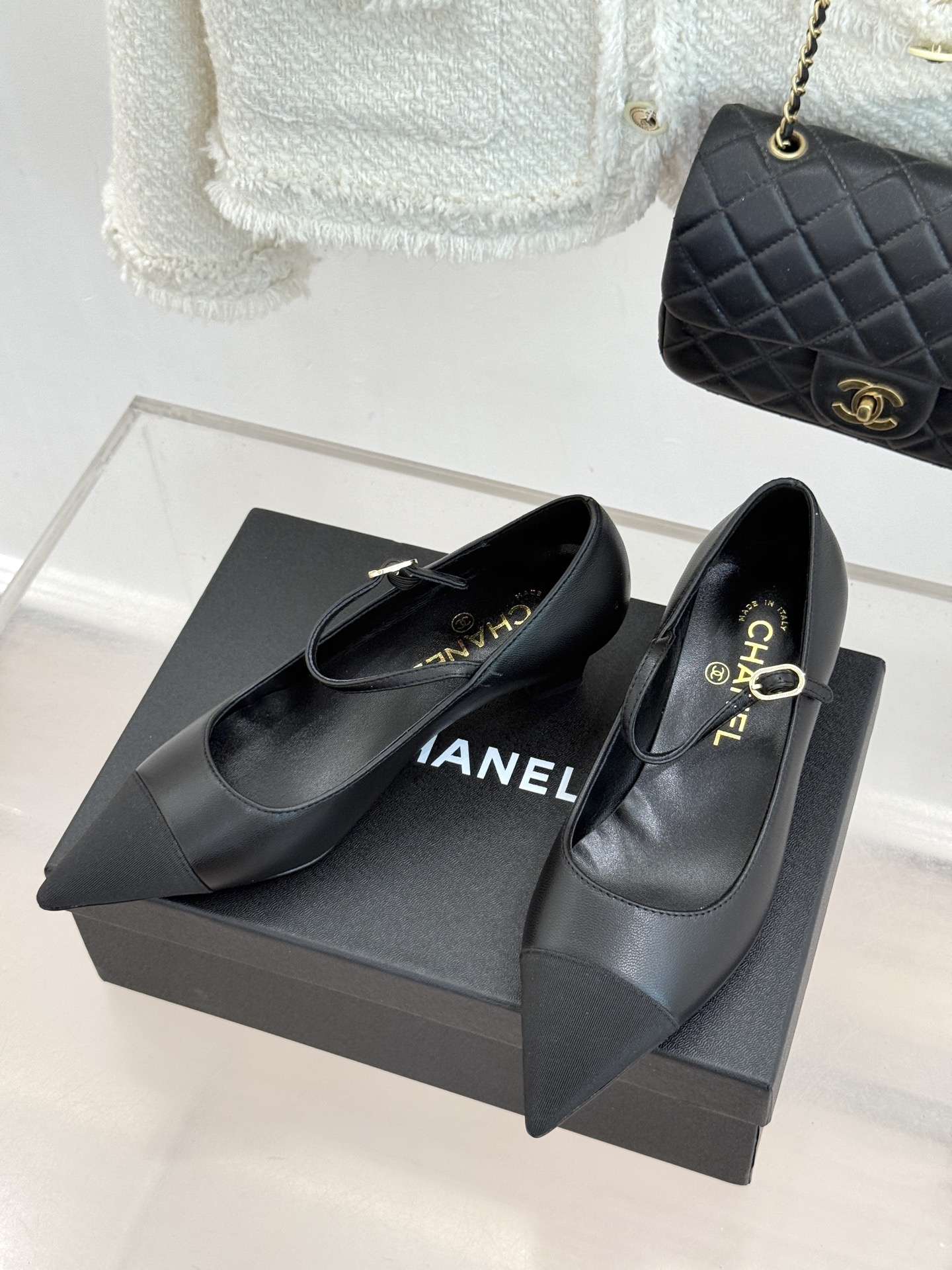 CHANE* ｜小香拼色尖头猫跟玛丽珍鞋 以复古廓形与现代撞色，重塑春夏格调。羊皮革与漆皮拼接 质感细腻