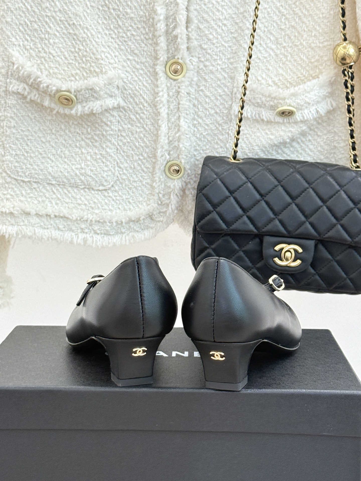 CHANE* ｜小香拼色尖头猫跟玛丽珍鞋 以复古廓形与现代撞色，重塑春夏格调。羊皮革与漆皮拼接 质感细腻