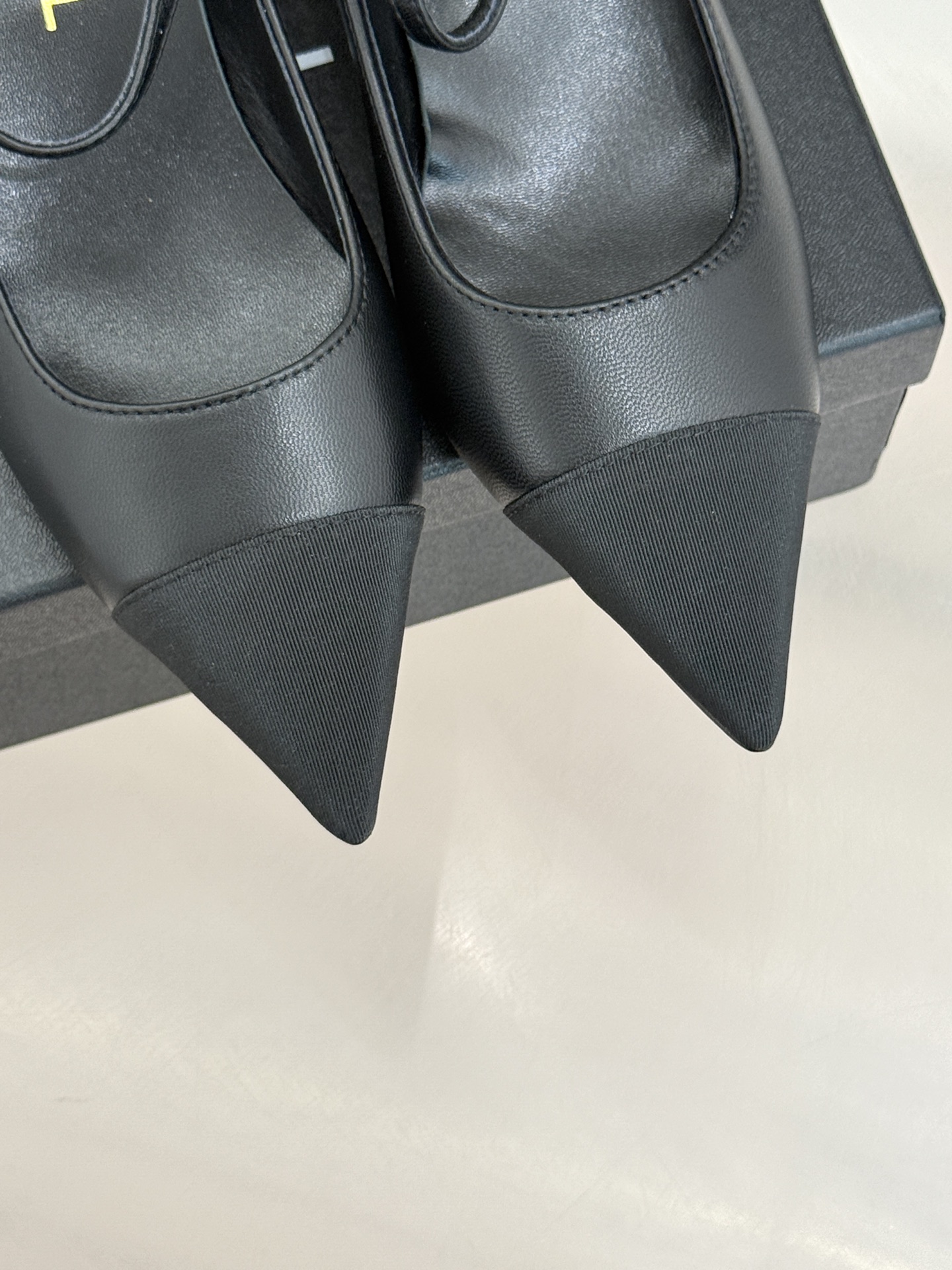 CHANE* ｜小香拼色尖头猫跟玛丽珍鞋 以复古廓形与现代撞色，重塑春夏格调。羊皮革与漆皮拼接 质感细腻