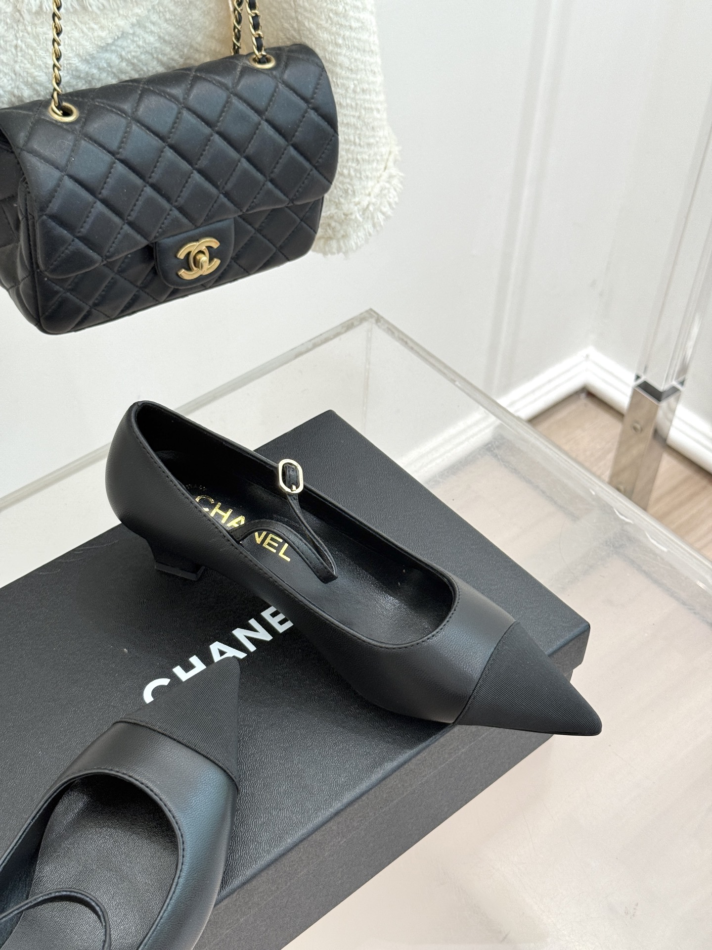 CHANE* ｜小香拼色尖头猫跟玛丽珍鞋 以复古廓形与现代撞色，重塑春夏格调。羊皮革与漆皮拼接 质感细腻