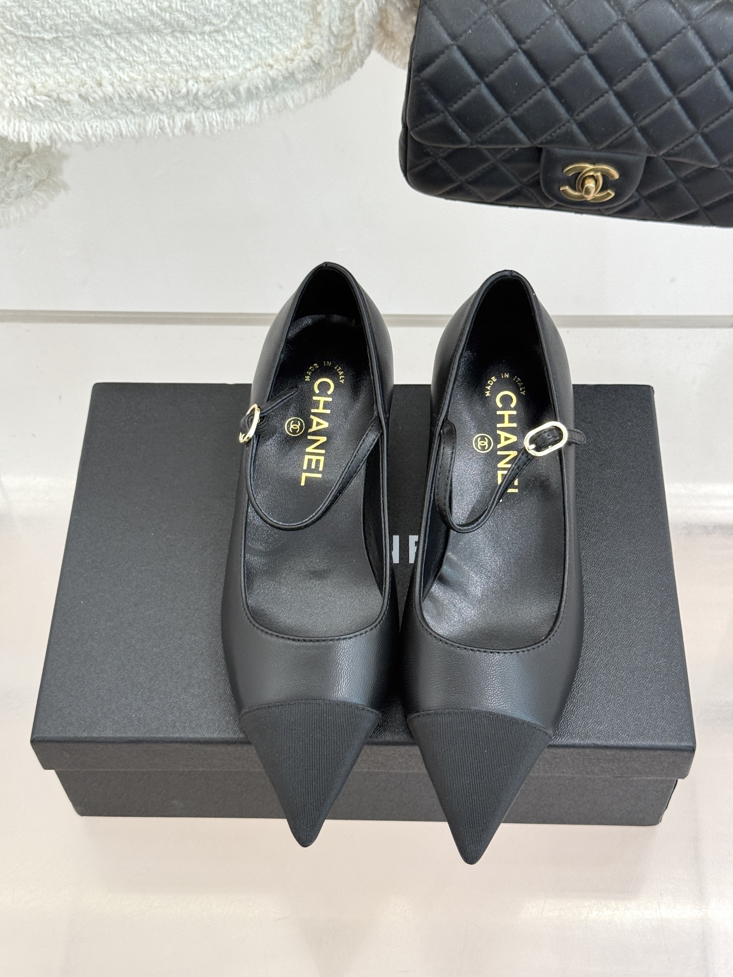 CHANE* ｜小香拼色尖头猫跟玛丽珍鞋 以复古廓形与现代撞色，重塑春夏格调。羊皮革与漆皮拼接 质感细腻