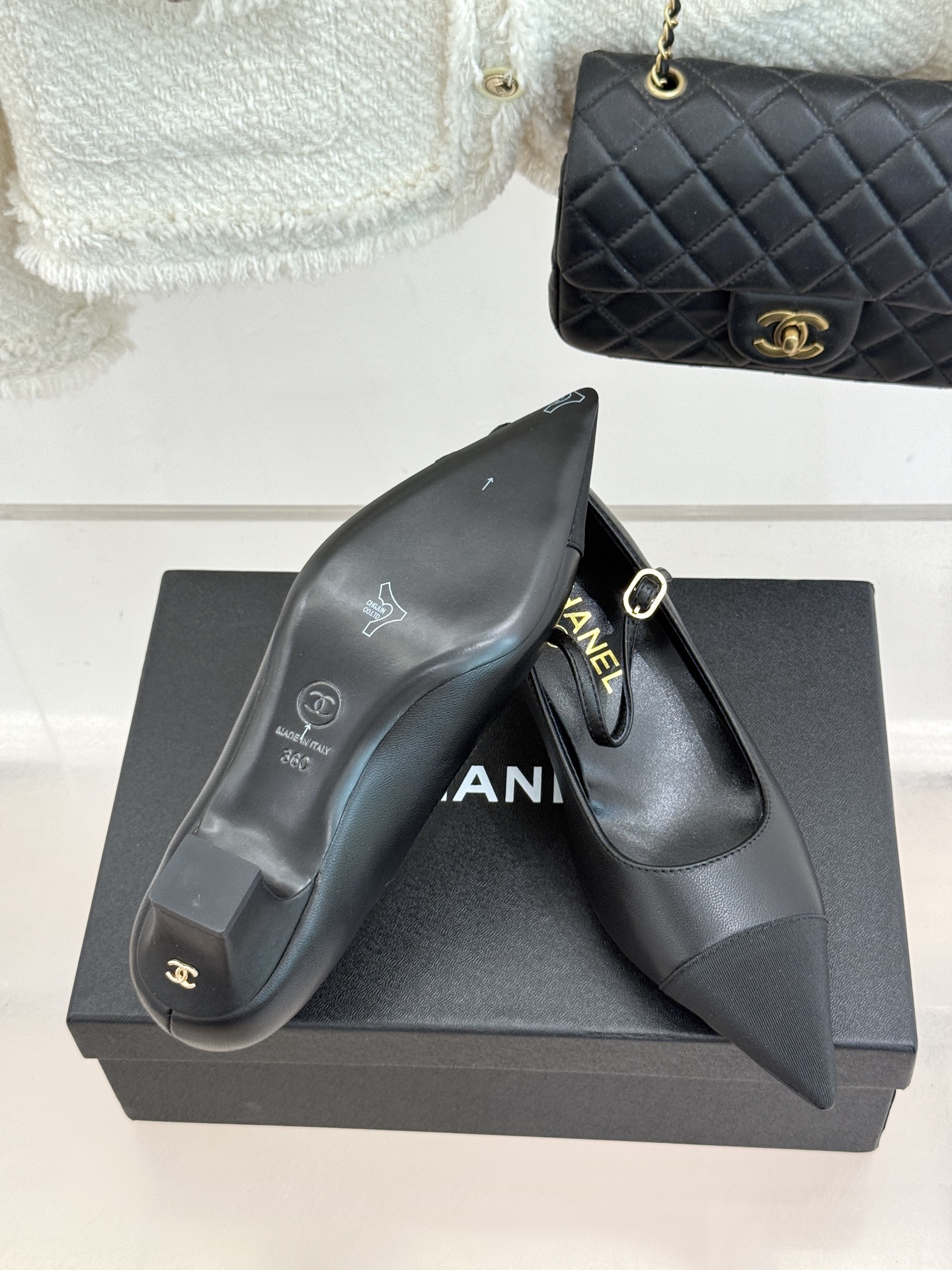 CHANE* ｜小香拼色尖头猫跟玛丽珍鞋 以复古廓形与现代撞色，重塑春夏格调。羊皮革与漆皮拼接 质感细腻