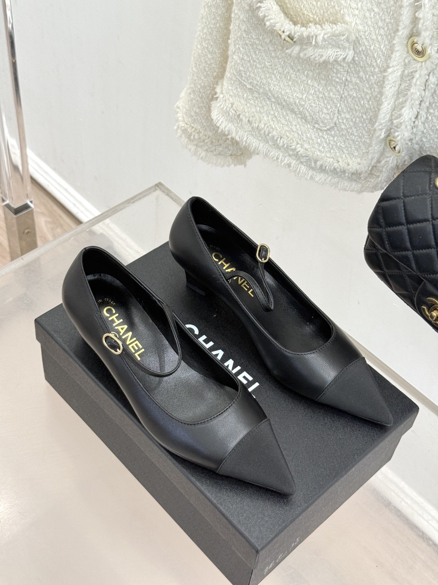 CHANE* ｜小香拼色尖头猫跟玛丽珍鞋 以复古廓形与现代撞色，重塑春夏格调。羊皮革与漆皮拼接 质感细腻