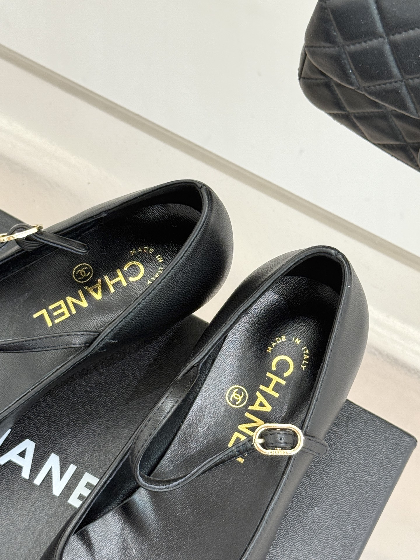 CHANE* ｜小香拼色尖头猫跟玛丽珍鞋 以复古廓形与现代撞色，重塑春夏格调。羊皮革与漆皮拼接 质感细腻