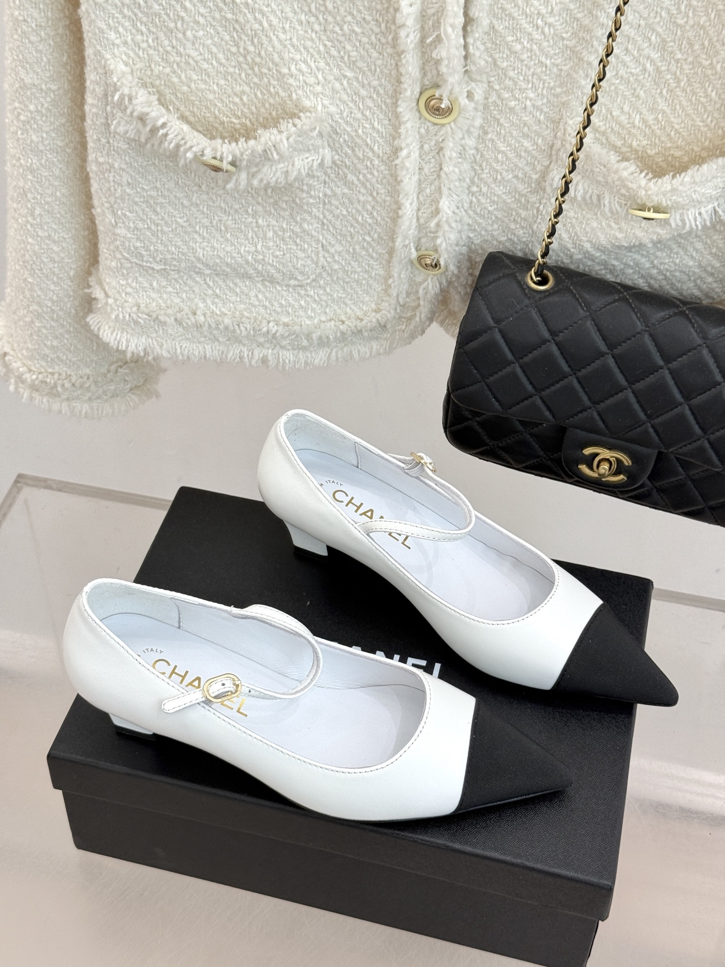 CHANE* ｜小香拼色尖头猫跟玛丽珍鞋 以复古廓形与现代撞色，重塑春夏格调。羊皮革与漆皮拼接 质感细腻