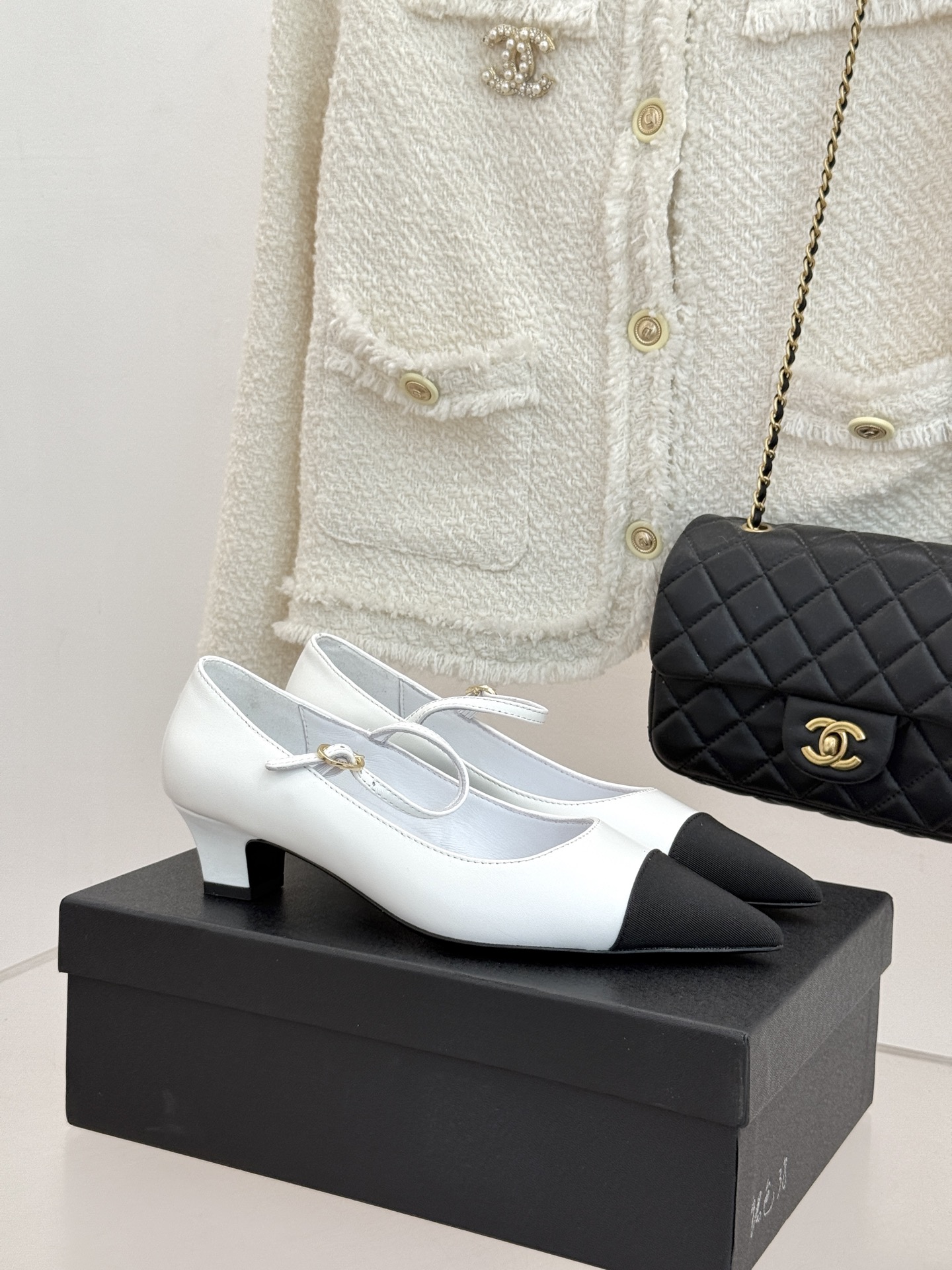 CHANE* ｜小香拼色尖头猫跟玛丽珍鞋 以复古廓形与现代撞色，重塑春夏格调。羊皮革与漆皮拼接 质感细腻