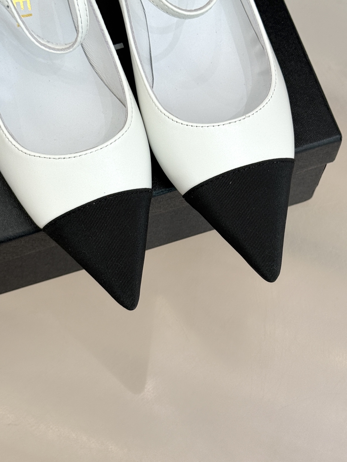 CHANE* ｜小香拼色尖头猫跟玛丽珍鞋 以复古廓形与现代撞色，重塑春夏格调。羊皮革与漆皮拼接 质感细腻