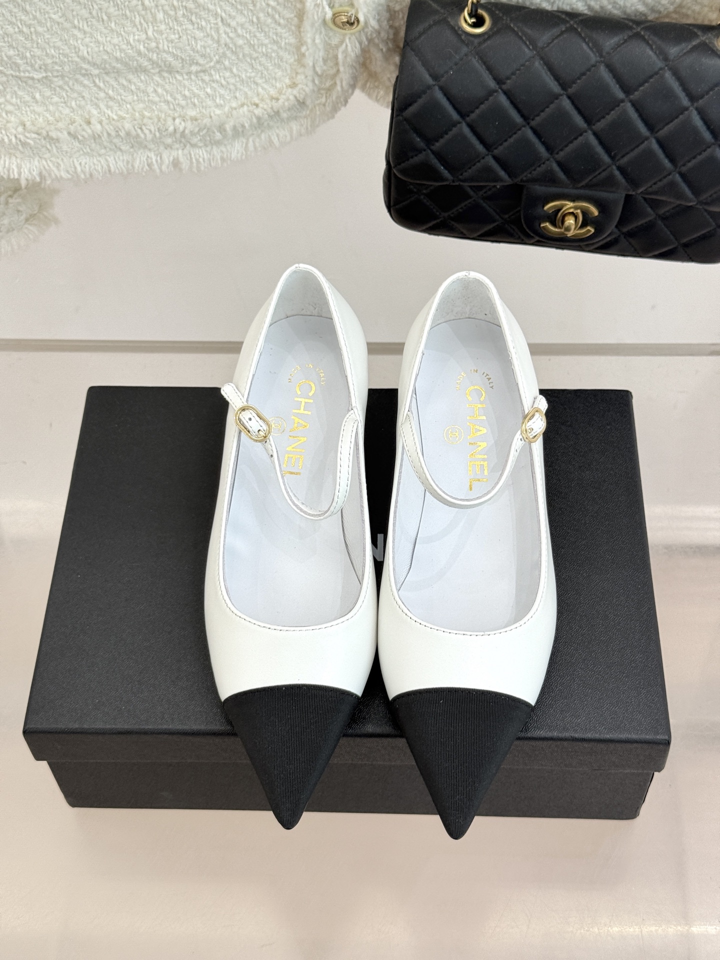 CHANE* ｜小香拼色尖头猫跟玛丽珍鞋 以复古廓形与现代撞色，重塑春夏格调。羊皮革与漆皮拼接 质感细腻