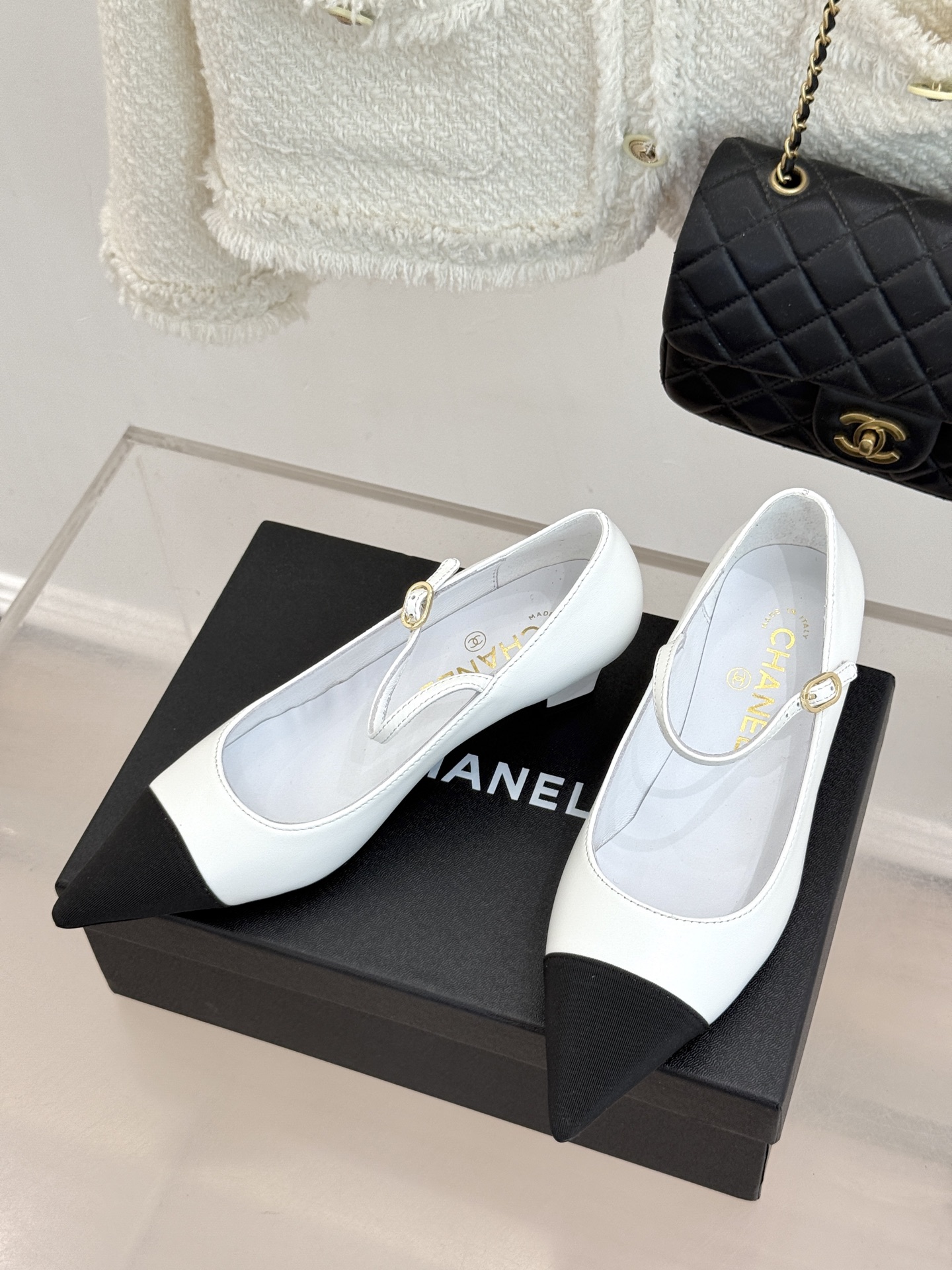 CHANE* ｜小香拼色尖头猫跟玛丽珍鞋 以复古廓形与现代撞色，重塑春夏格调。羊皮革与漆皮拼接 质感细腻