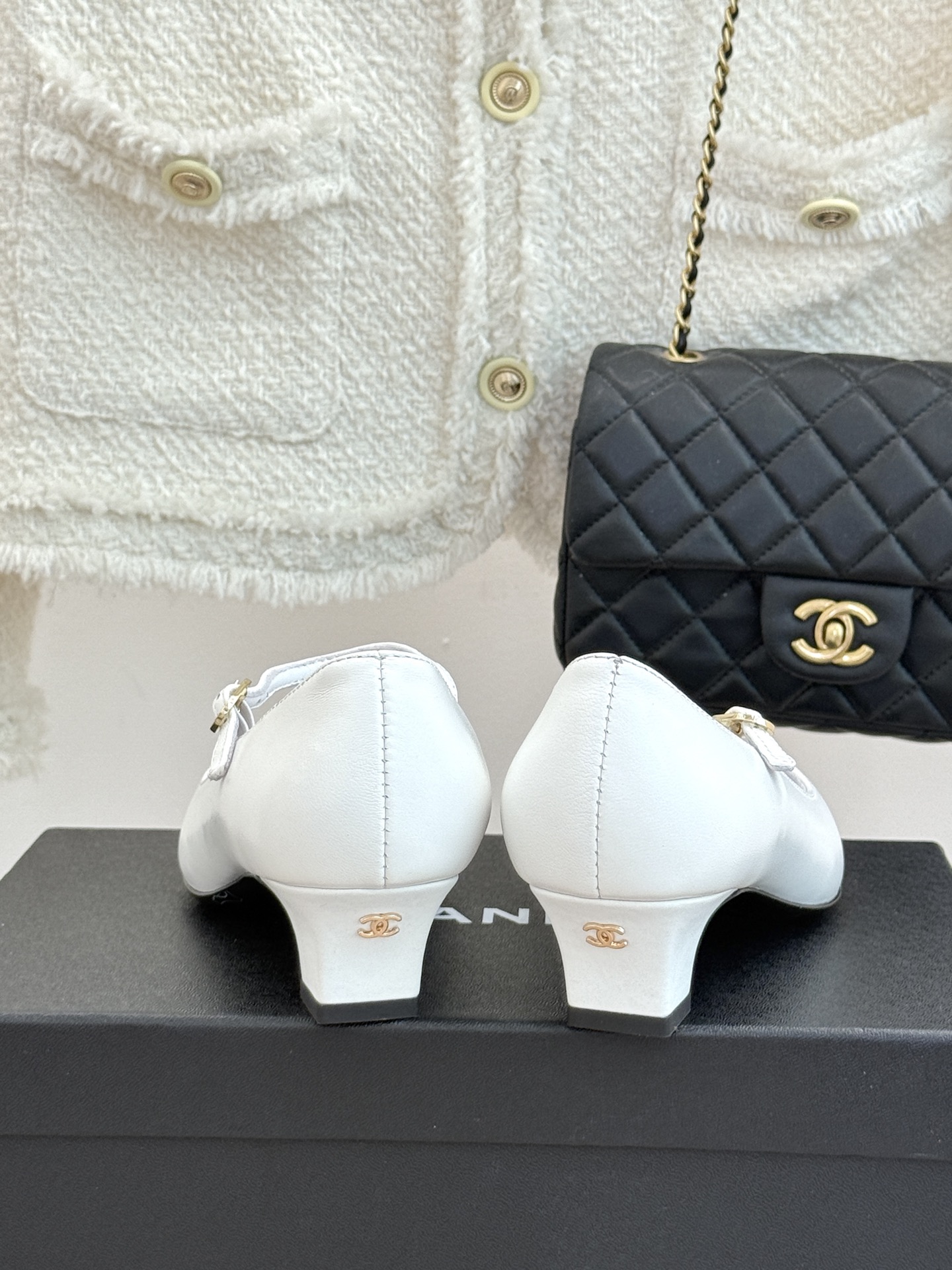 CHANE* ｜小香拼色尖头猫跟玛丽珍鞋 以复古廓形与现代撞色，重塑春夏格调。羊皮革与漆皮拼接 质感细腻