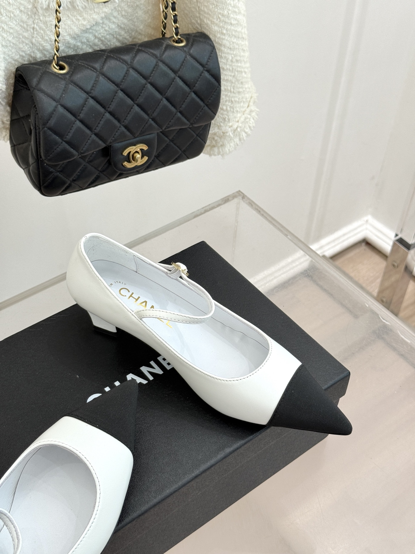 CHANE* ｜小香拼色尖头猫跟玛丽珍鞋 以复古廓形与现代撞色，重塑春夏格调。羊皮革与漆皮拼接 质感细腻