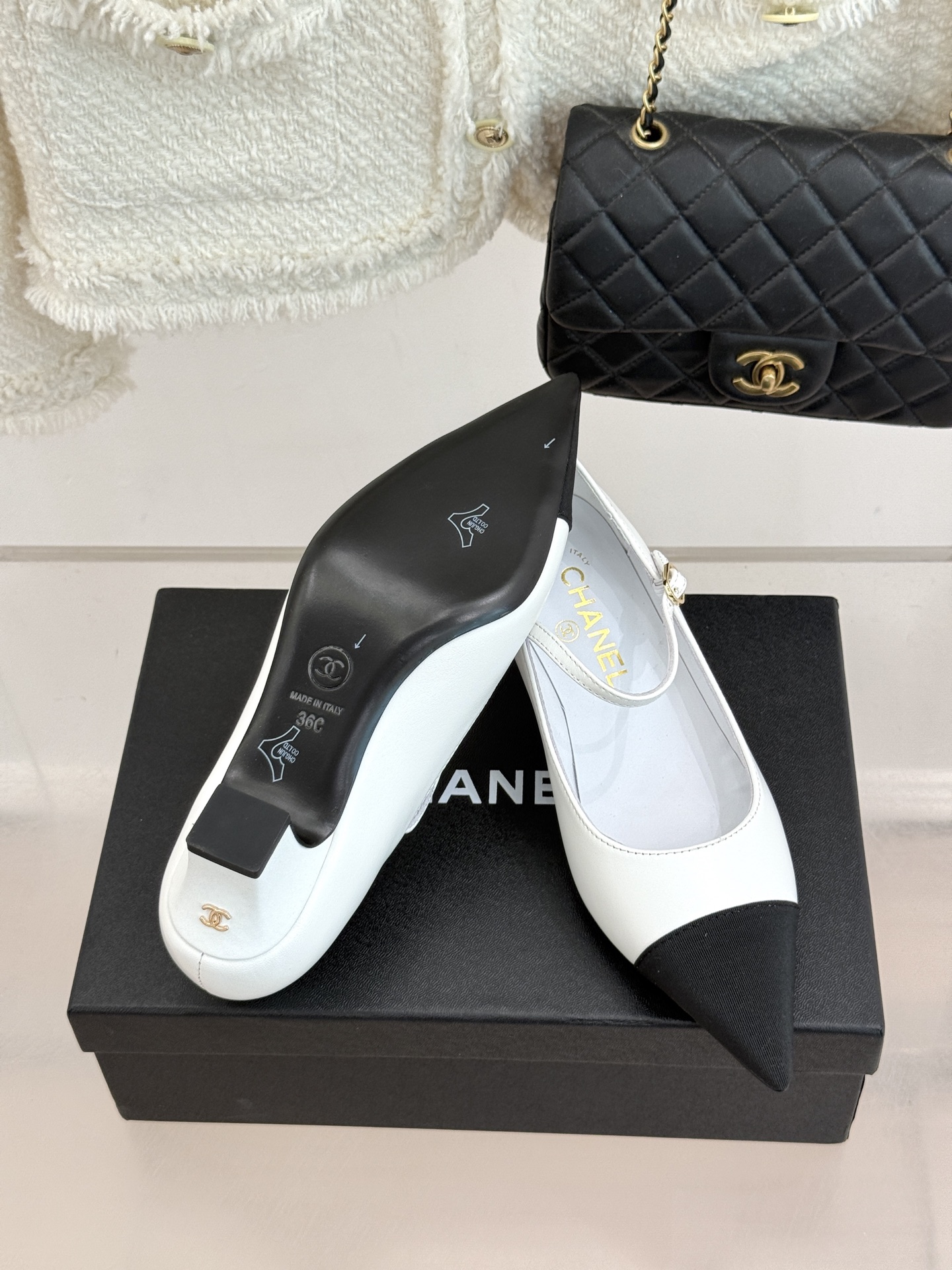 CHANE* ｜小香拼色尖头猫跟玛丽珍鞋 以复古廓形与现代撞色，重塑春夏格调。羊皮革与漆皮拼接 质感细腻