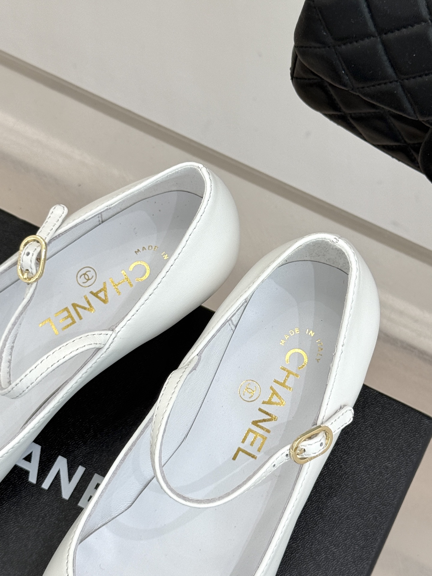 CHANE* ｜小香拼色尖头猫跟玛丽珍鞋 以复古廓形与现代撞色，重塑春夏格调。羊皮革与漆皮拼接 质感细腻