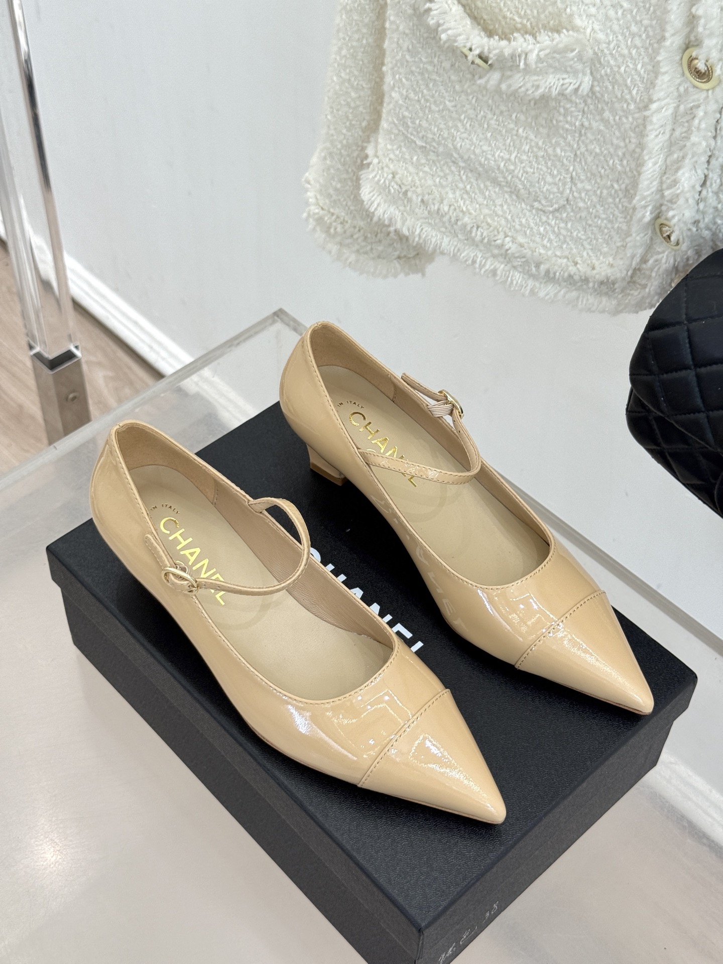 CHANE* ｜小香拼色尖头猫跟玛丽珍鞋 以复古廓形与现代撞色，重塑春夏格调。羊皮革与漆皮拼接 质感细腻