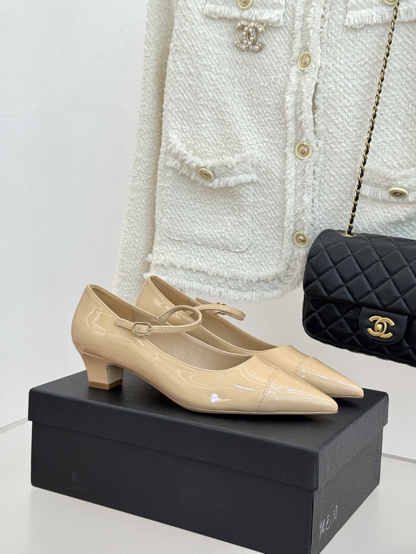 CHANE* ｜小香拼色尖头猫跟玛丽珍鞋 以复古廓形与现代撞色，重塑春夏格调。羊皮革与漆皮拼接 质感细腻