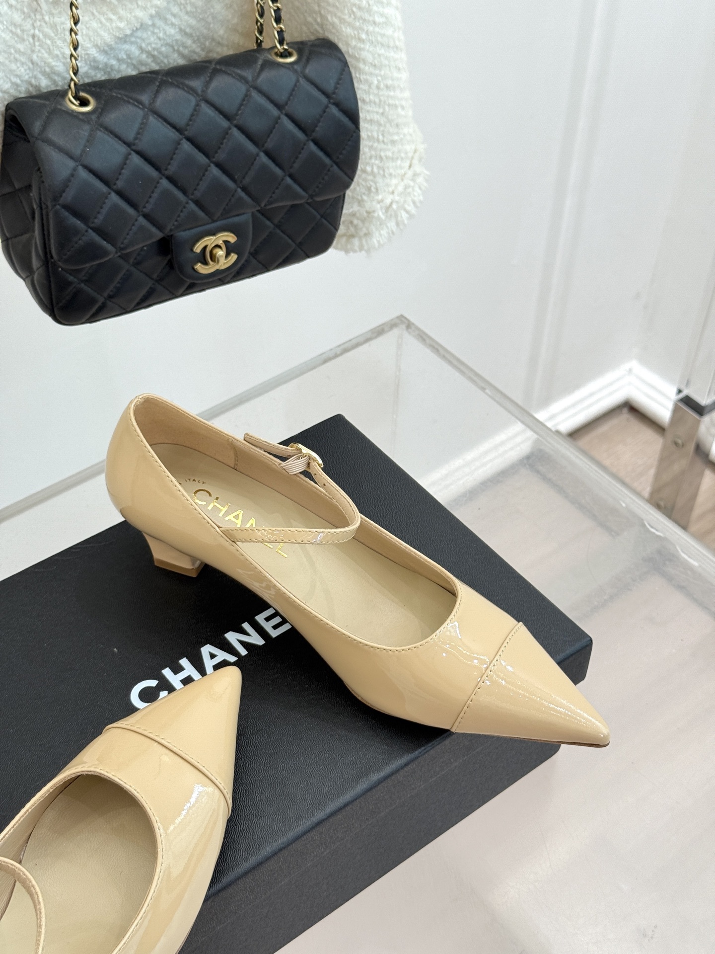 CHANE* ｜小香拼色尖头猫跟玛丽珍鞋 以复古廓形与现代撞色，重塑春夏格调。羊皮革与漆皮拼接 质感细腻