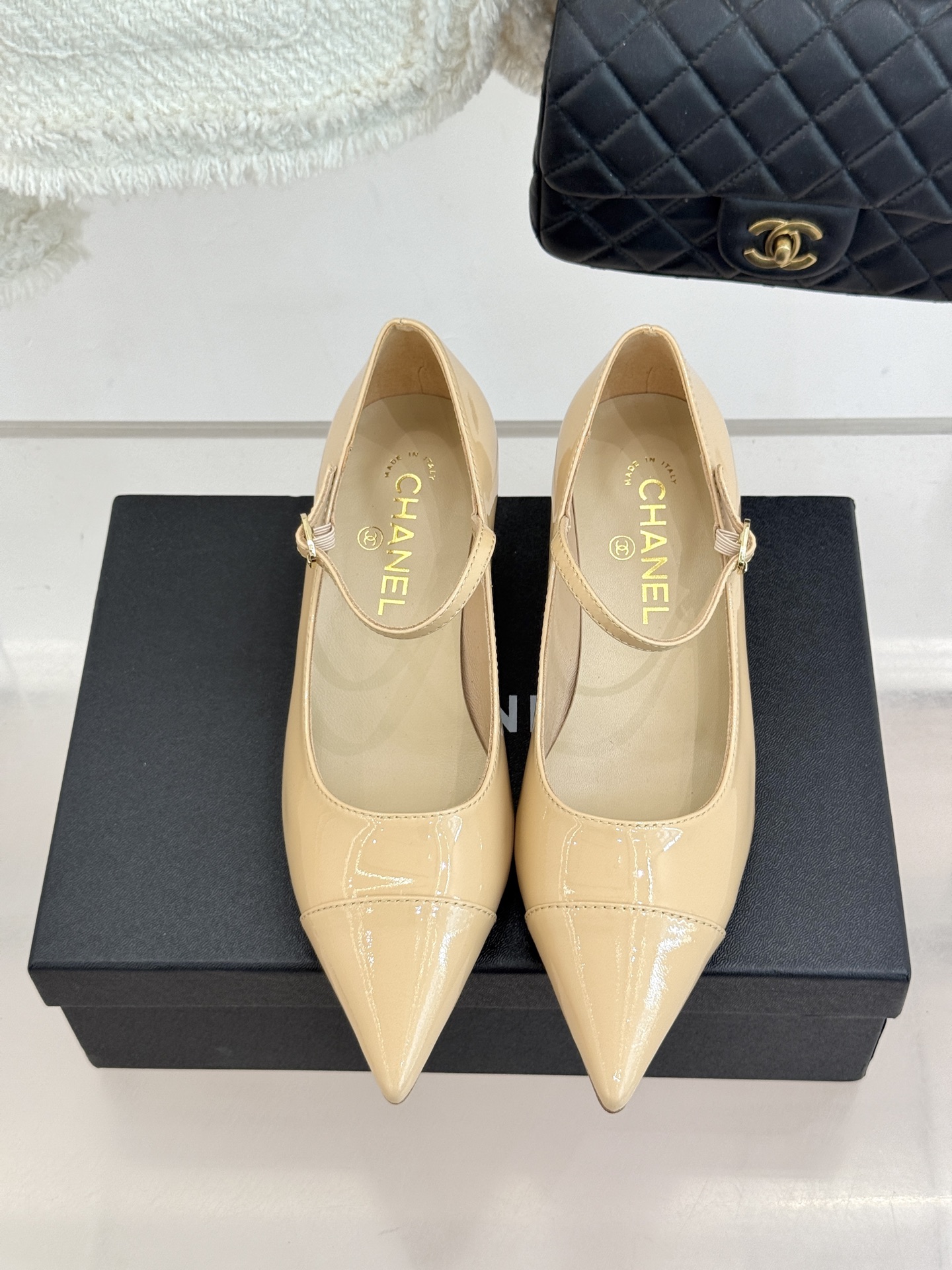 CHANE* ｜小香拼色尖头猫跟玛丽珍鞋 以复古廓形与现代撞色，重塑春夏格调。羊皮革与漆皮拼接 质感细腻