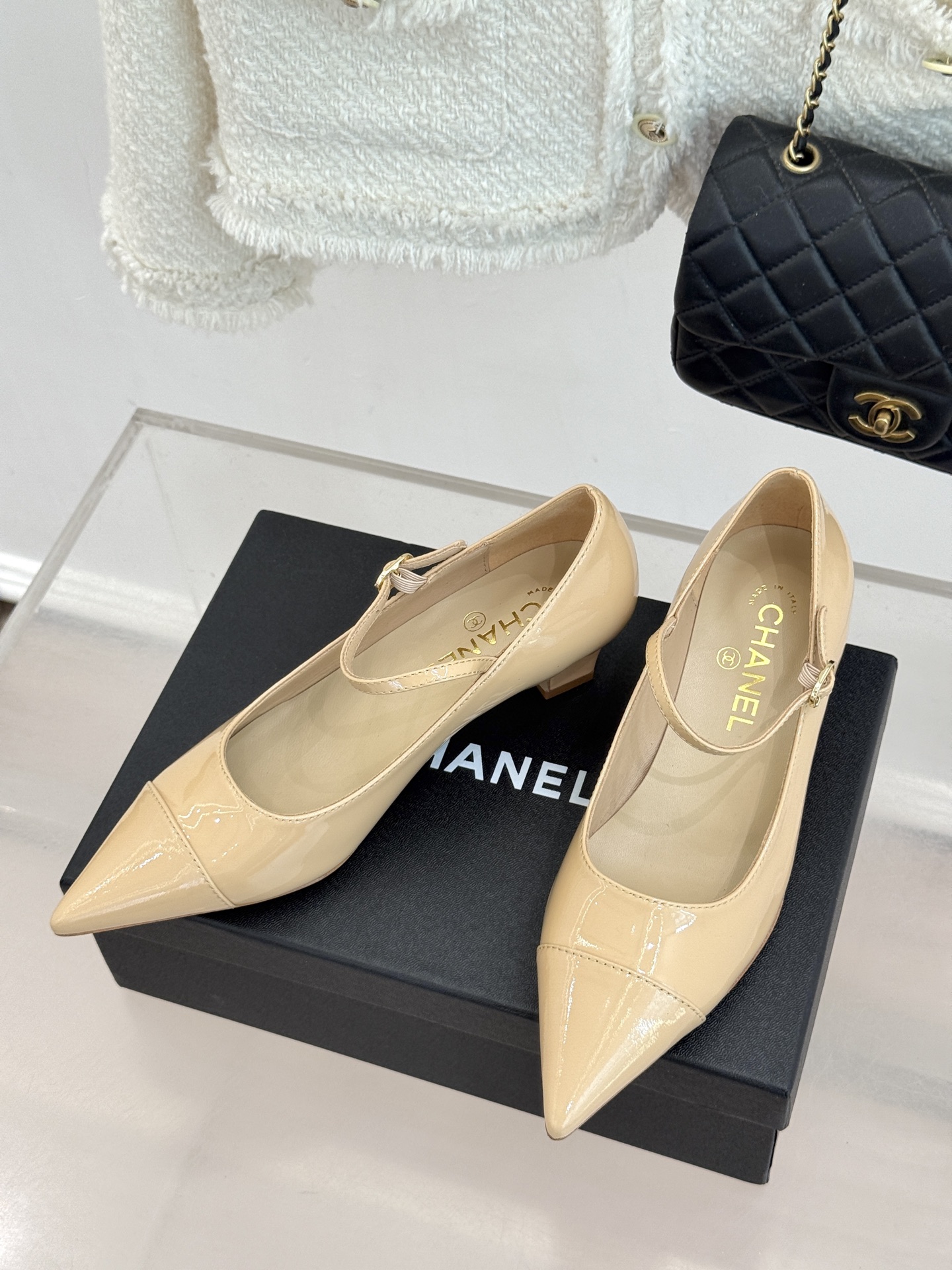 CHANE* ｜小香拼色尖头猫跟玛丽珍鞋 以复古廓形与现代撞色，重塑春夏格调。羊皮革与漆皮拼接 质感细腻