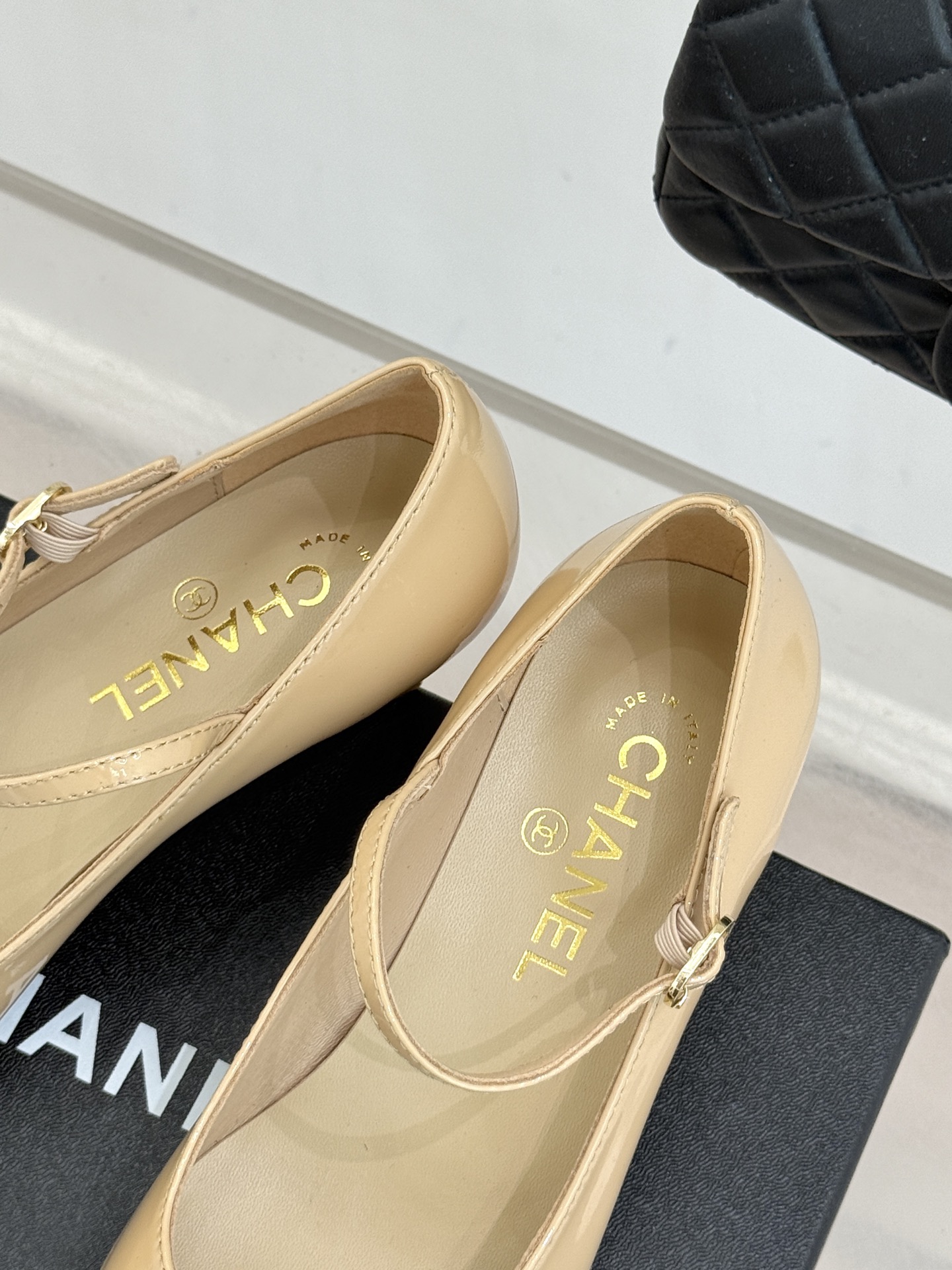 CHANE* ｜小香拼色尖头猫跟玛丽珍鞋 以复古廓形与现代撞色，重塑春夏格调。羊皮革与漆皮拼接 质感细腻