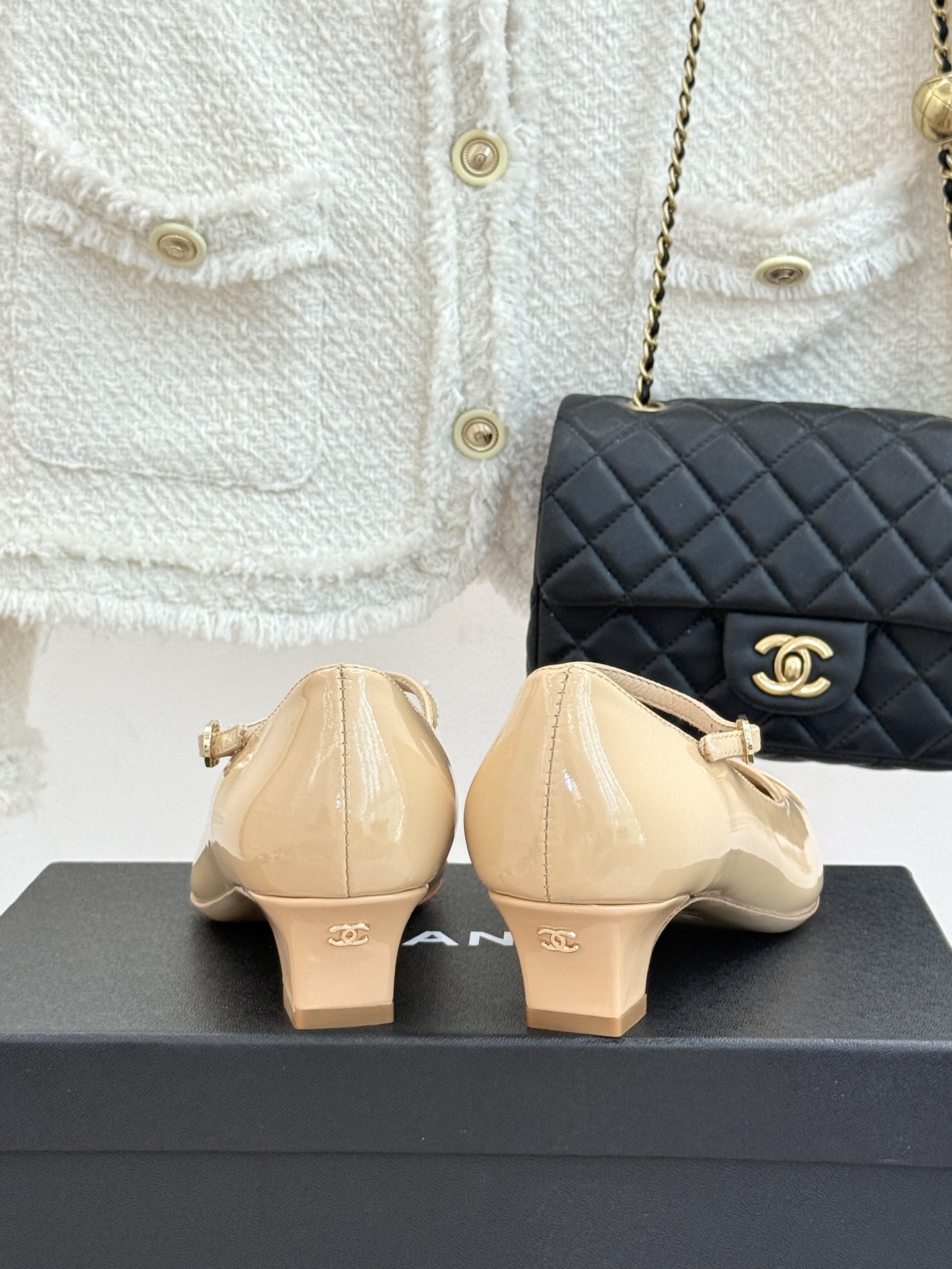 CHANE* ｜小香拼色尖头猫跟玛丽珍鞋 以复古廓形与现代撞色，重塑春夏格调。羊皮革与漆皮拼接 质感细腻