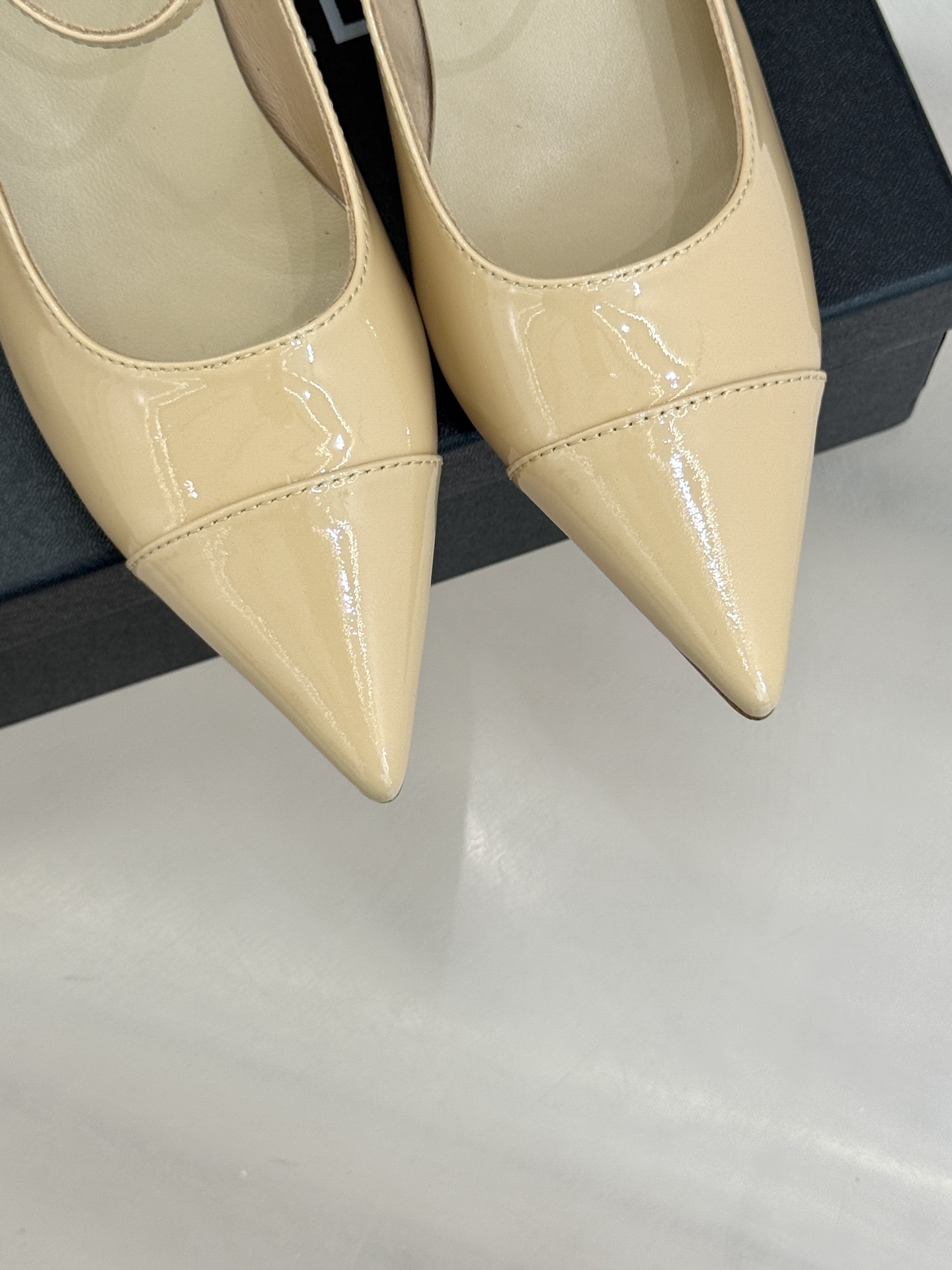 CHANE* ｜小香拼色尖头猫跟玛丽珍鞋 以复古廓形与现代撞色，重塑春夏格调。羊皮革与漆皮拼接 质感细腻