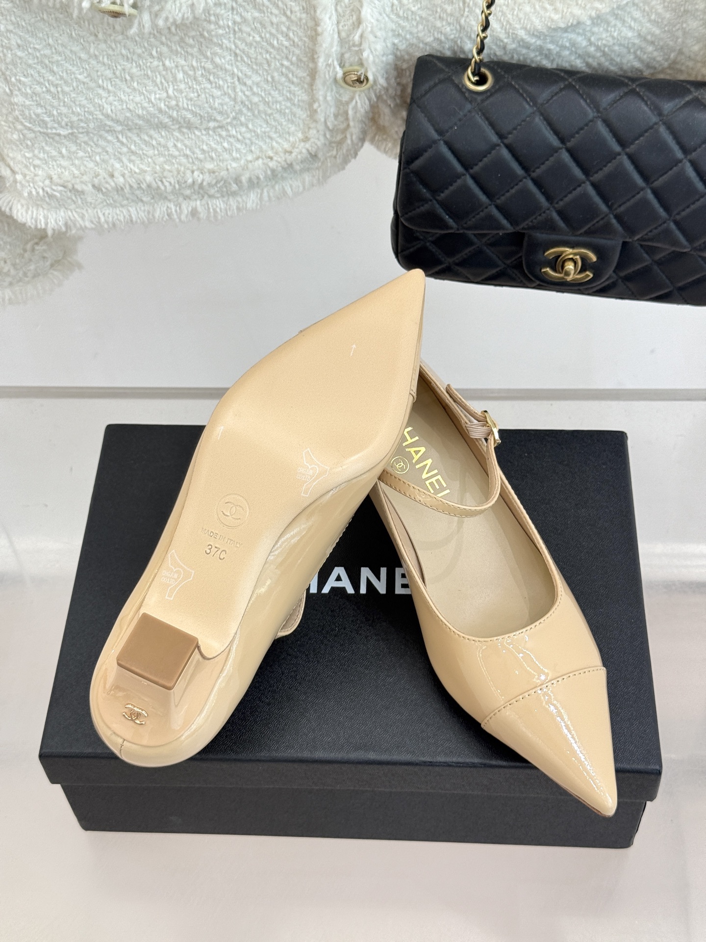 CHANE* ｜小香拼色尖头猫跟玛丽珍鞋 以复古廓形与现代撞色，重塑春夏格调。羊皮革与漆皮拼接 质感细腻