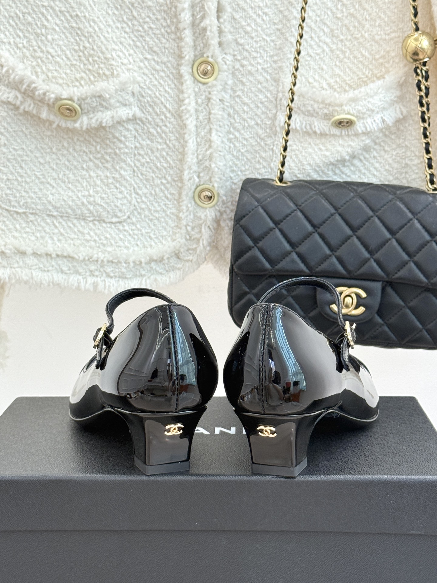 CHANE* ｜小香拼色尖头猫跟玛丽珍鞋 以复古廓形与现代撞色，重塑春夏格调。羊皮革与漆皮拼接 质感细腻