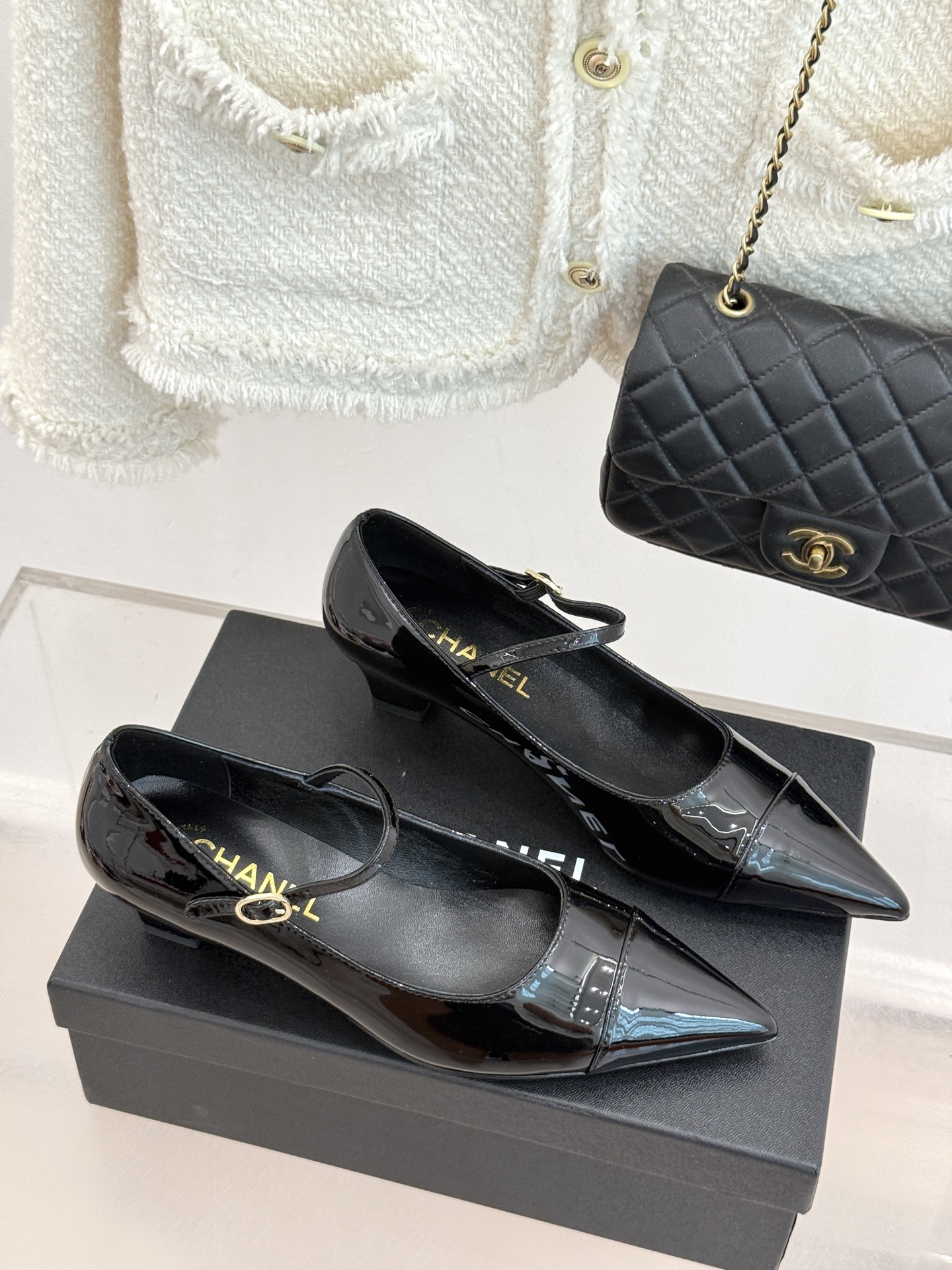 CHANE* ｜小香拼色尖头猫跟玛丽珍鞋 以复古廓形与现代撞色，重塑春夏格调。羊皮革与漆皮拼接 质感细腻