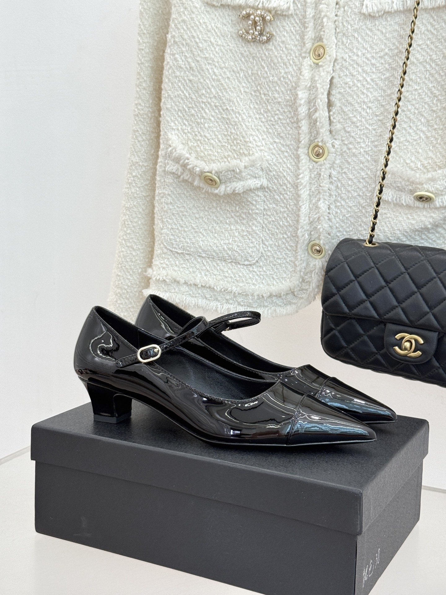 CHANE* ｜小香拼色尖头猫跟玛丽珍鞋 以复古廓形与现代撞色，重塑春夏格调。羊皮革与漆皮拼接 质感细腻