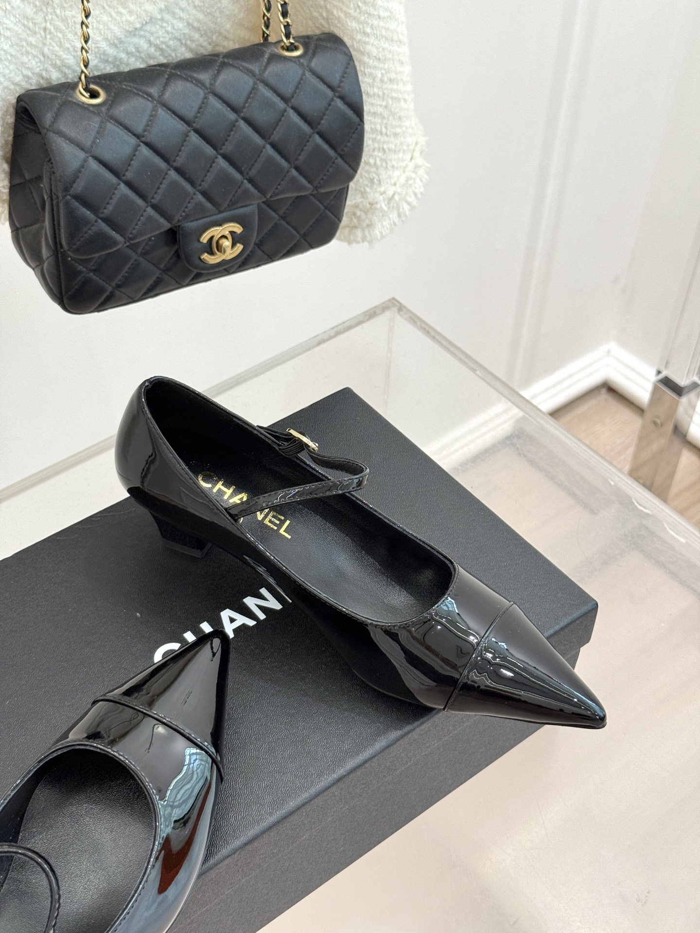 CHANE* ｜小香拼色尖头猫跟玛丽珍鞋 以复古廓形与现代撞色，重塑春夏格调。羊皮革与漆皮拼接 质感细腻