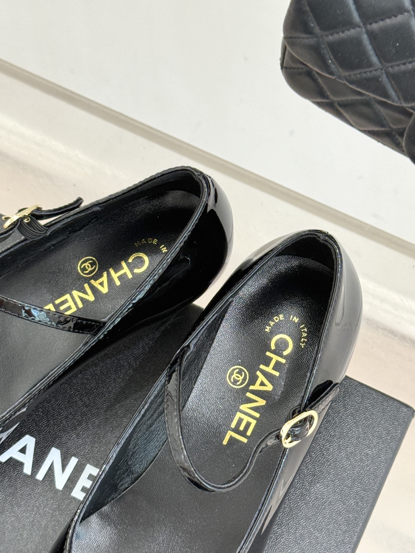 CHANE* ｜小香拼色尖头猫跟玛丽珍鞋 以复古廓形与现代撞色，重塑春夏格调。羊皮革与漆皮拼接 质感细腻