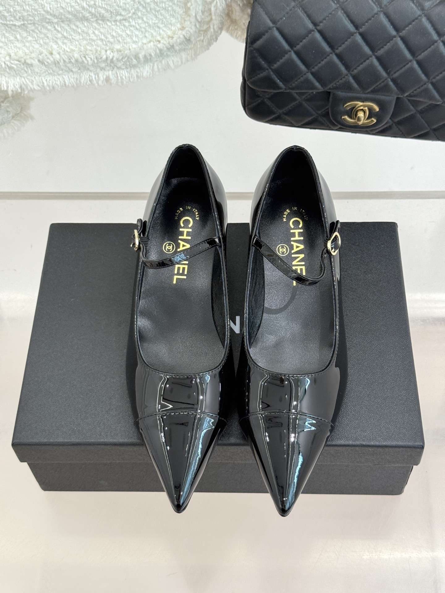 CHANE* ｜小香拼色尖头猫跟玛丽珍鞋 以复古廓形与现代撞色，重塑春夏格调。羊皮革与漆皮拼接 质感细腻