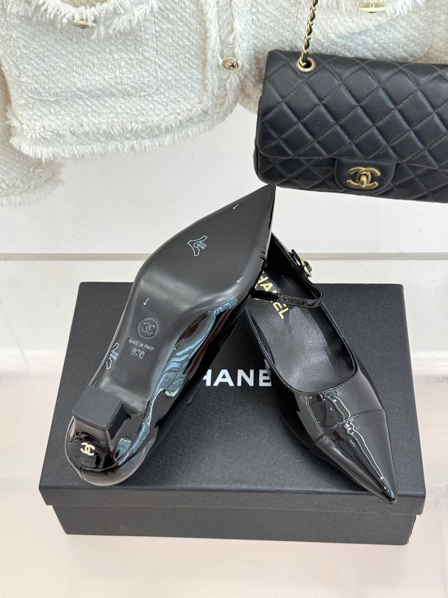 CHANE* ｜小香拼色尖头猫跟玛丽珍鞋 以复古廓形与现代撞色，重塑春夏格调。羊皮革与漆皮拼接 质感细腻