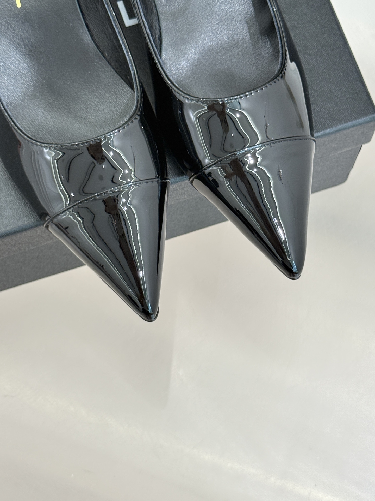 CHANE* ｜小香拼色尖头猫跟玛丽珍鞋 以复古廓形与现代撞色，重塑春夏格调。羊皮革与漆皮拼接 质感细腻