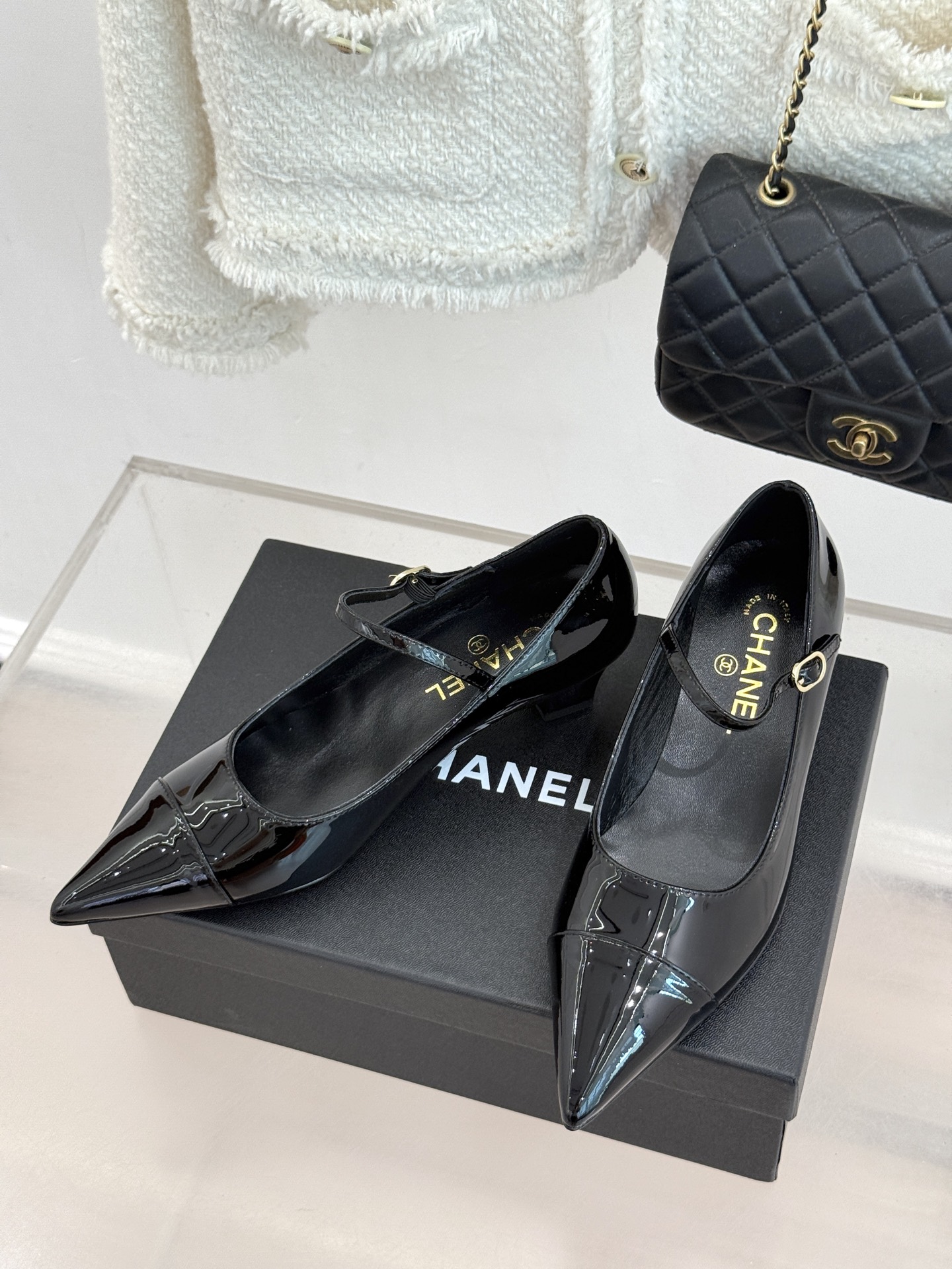 CHANE* ｜小香拼色尖头猫跟玛丽珍鞋 以复古廓形与现代撞色，重塑春夏格调。羊皮革与漆皮拼接 质感细腻