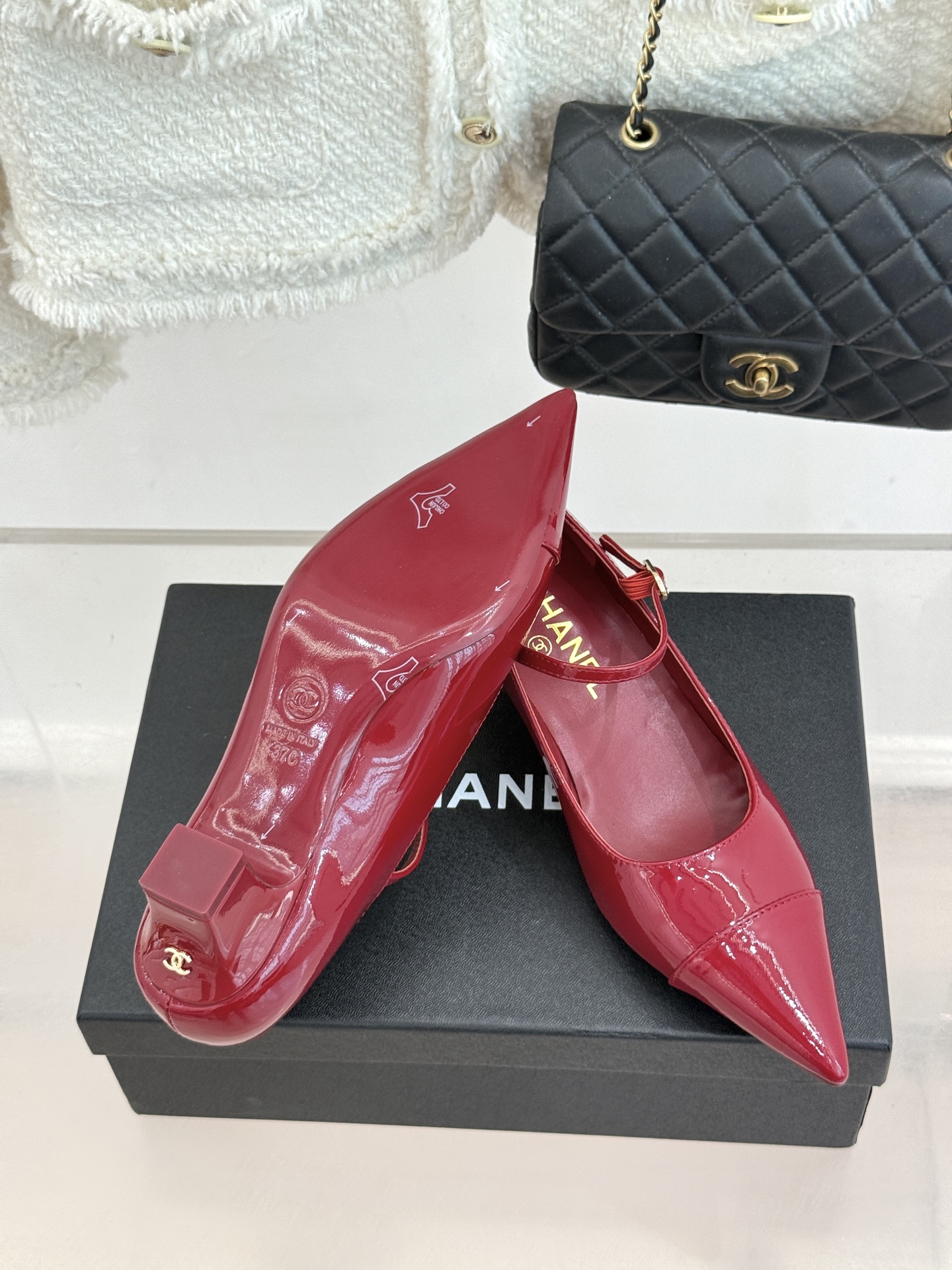 CHANE* ｜小香拼色尖头猫跟玛丽珍鞋 以复古廓形与现代撞色，重塑春夏格调。羊皮革与漆皮拼接 质感细腻