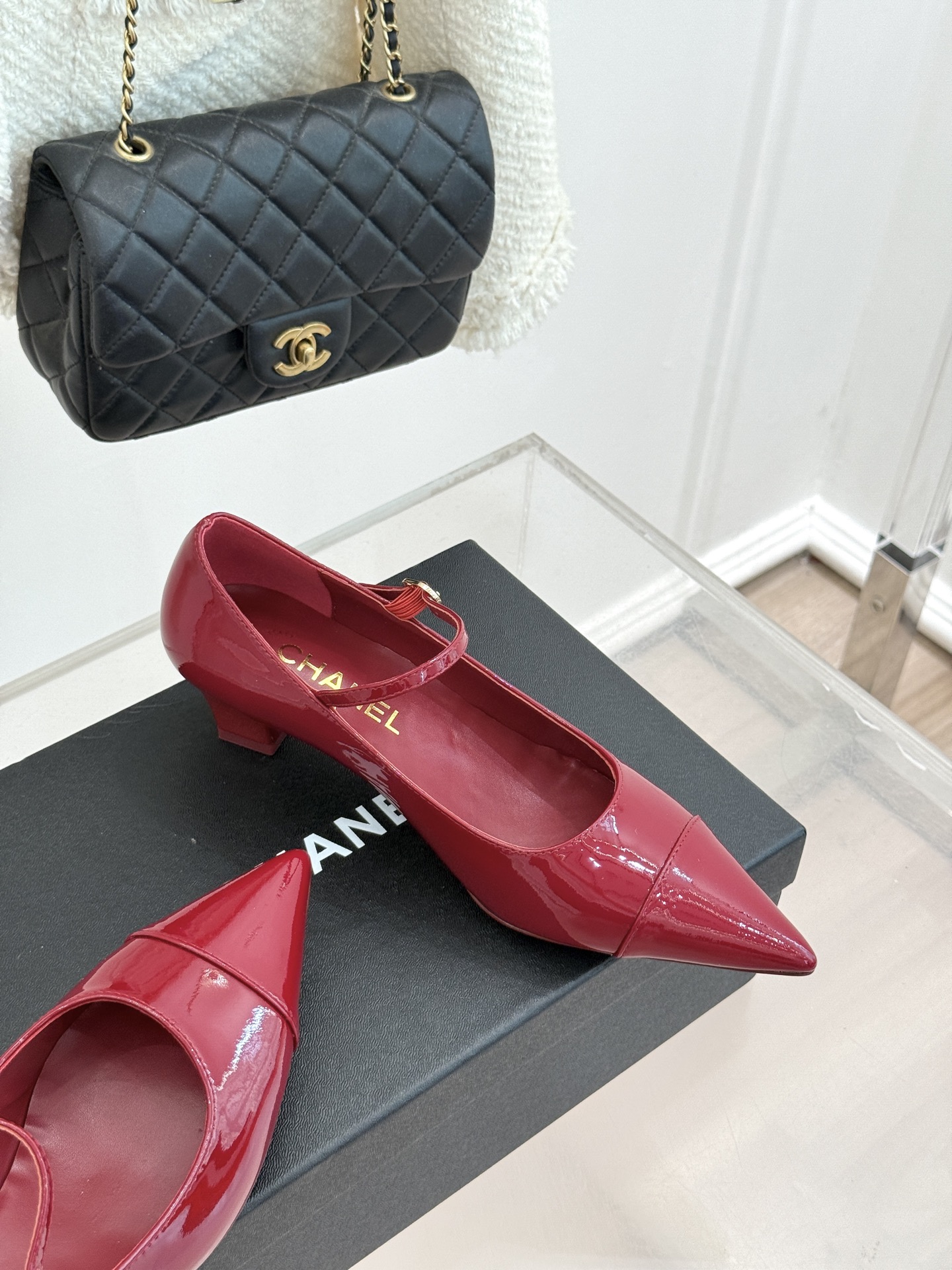 CHANE* ｜小香拼色尖头猫跟玛丽珍鞋 以复古廓形与现代撞色，重塑春夏格调。羊皮革与漆皮拼接 质感细腻