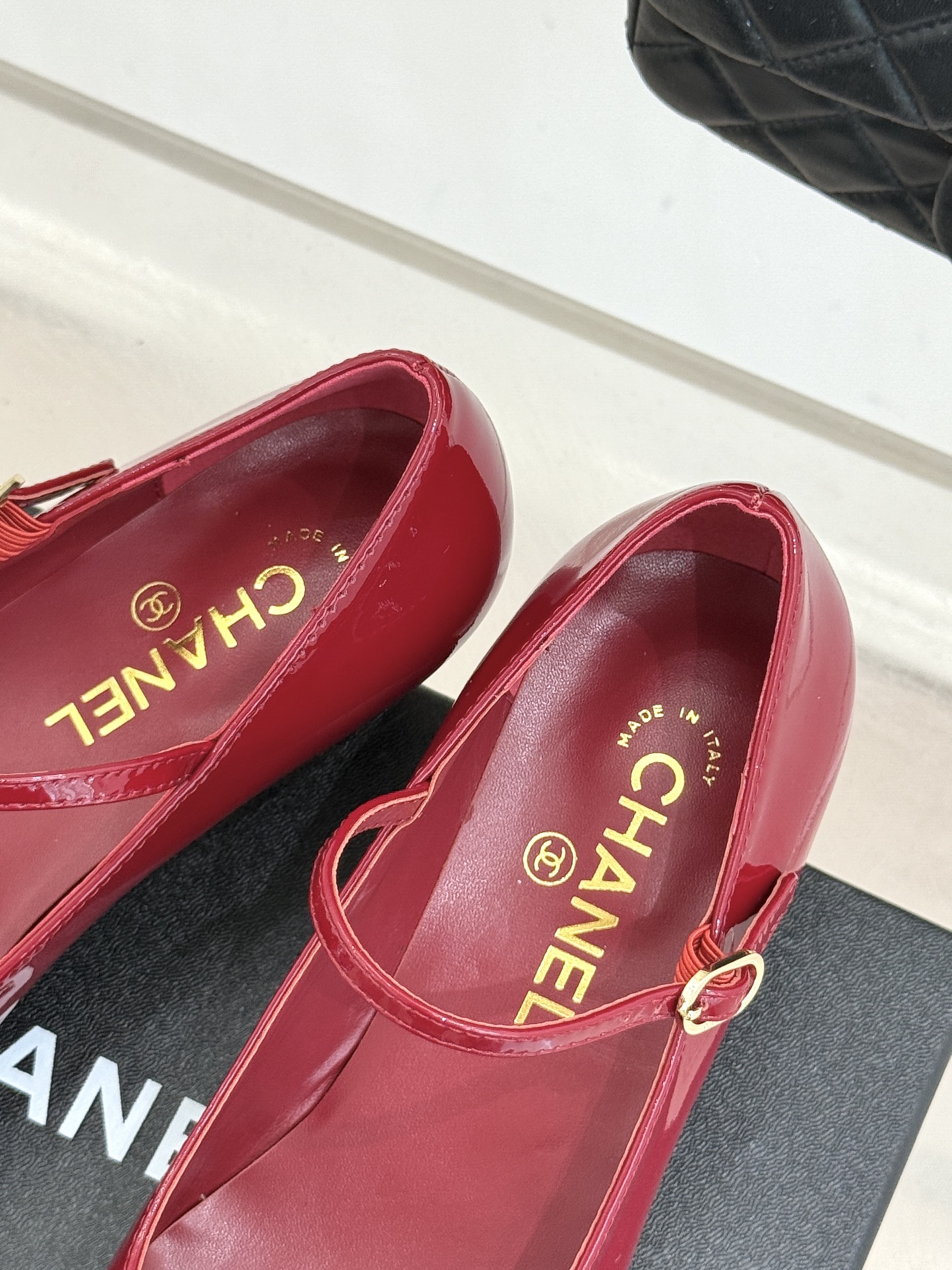 CHANE* ｜小香拼色尖头猫跟玛丽珍鞋 以复古廓形与现代撞色，重塑春夏格调。羊皮革与漆皮拼接 质感细腻