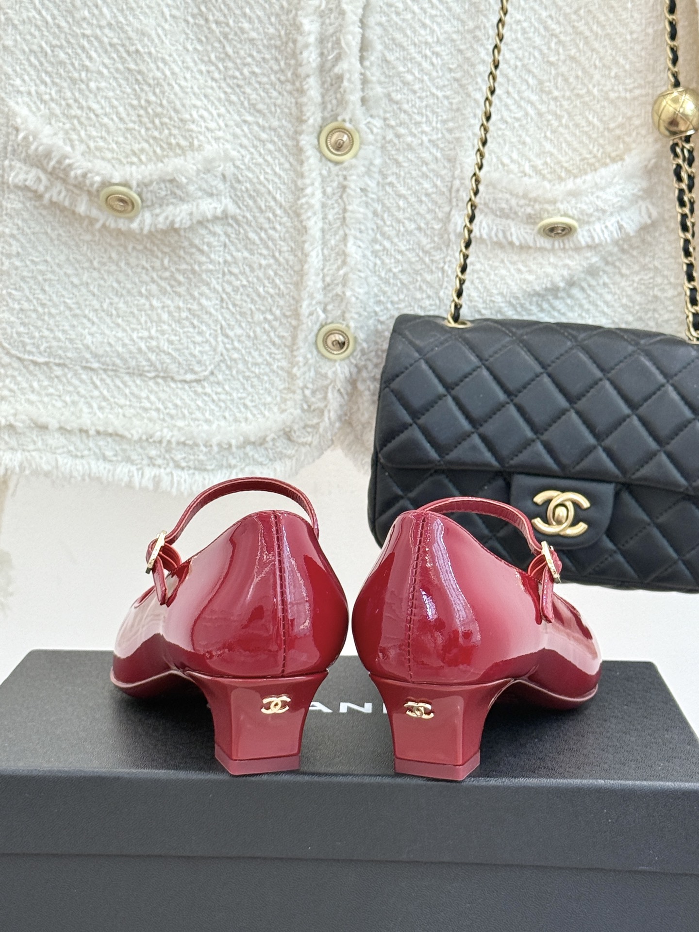 CHANE* ｜小香拼色尖头猫跟玛丽珍鞋 以复古廓形与现代撞色，重塑春夏格调。羊皮革与漆皮拼接 质感细腻