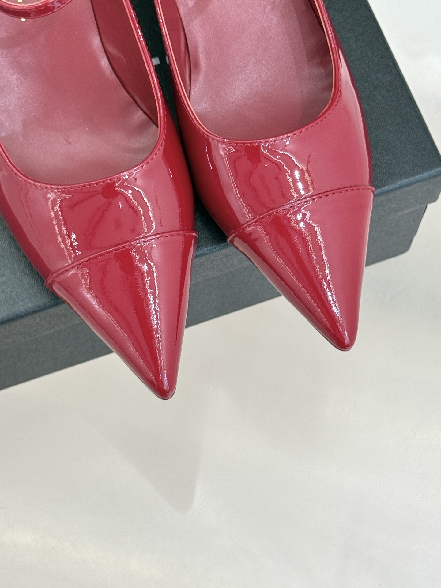 CHANE* ｜小香拼色尖头猫跟玛丽珍鞋 以复古廓形与现代撞色，重塑春夏格调。羊皮革与漆皮拼接 质感细腻