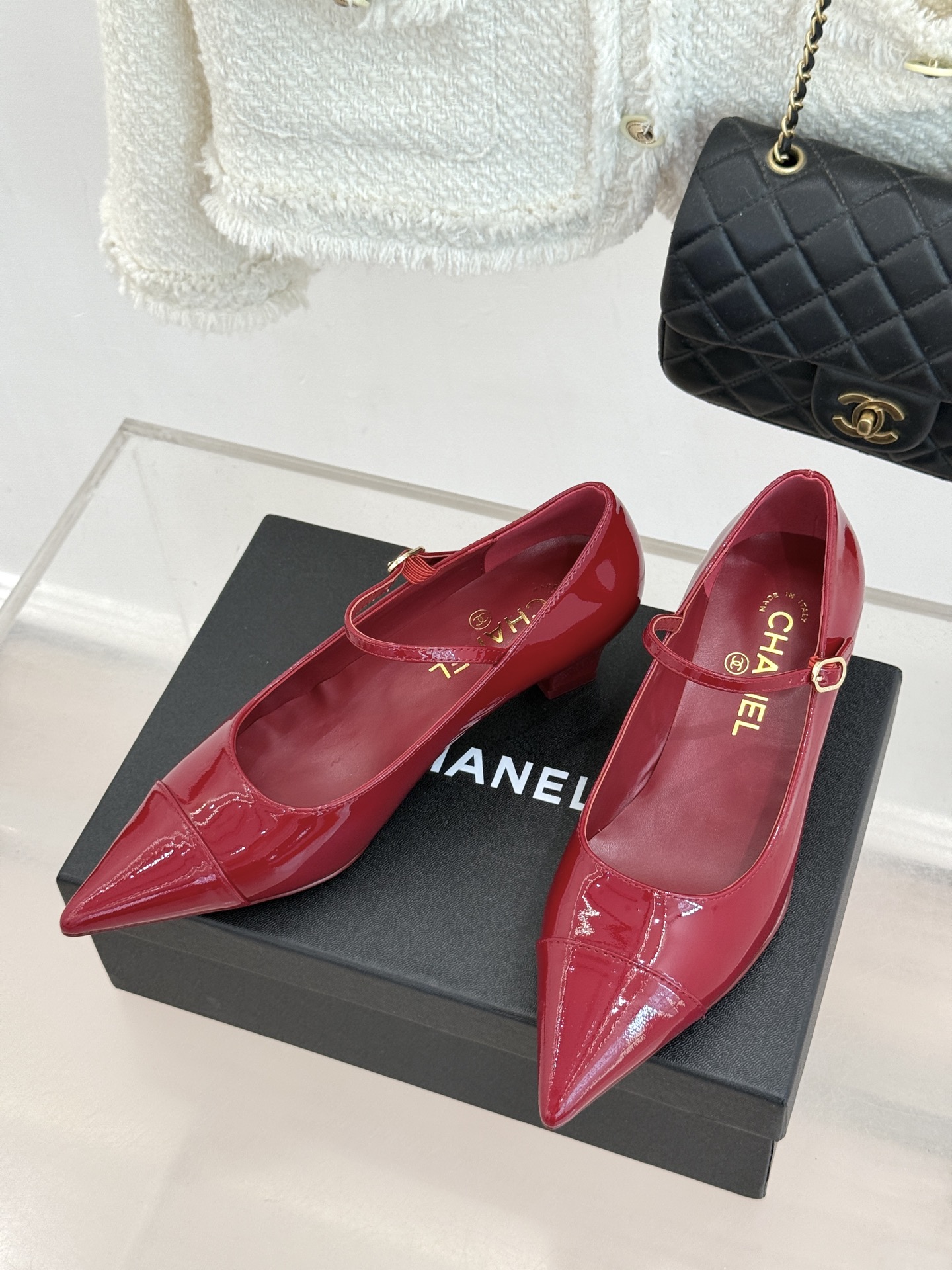 CHANE* ｜小香拼色尖头猫跟玛丽珍鞋 以复古廓形与现代撞色，重塑春夏格调。羊皮革与漆皮拼接 质感细腻