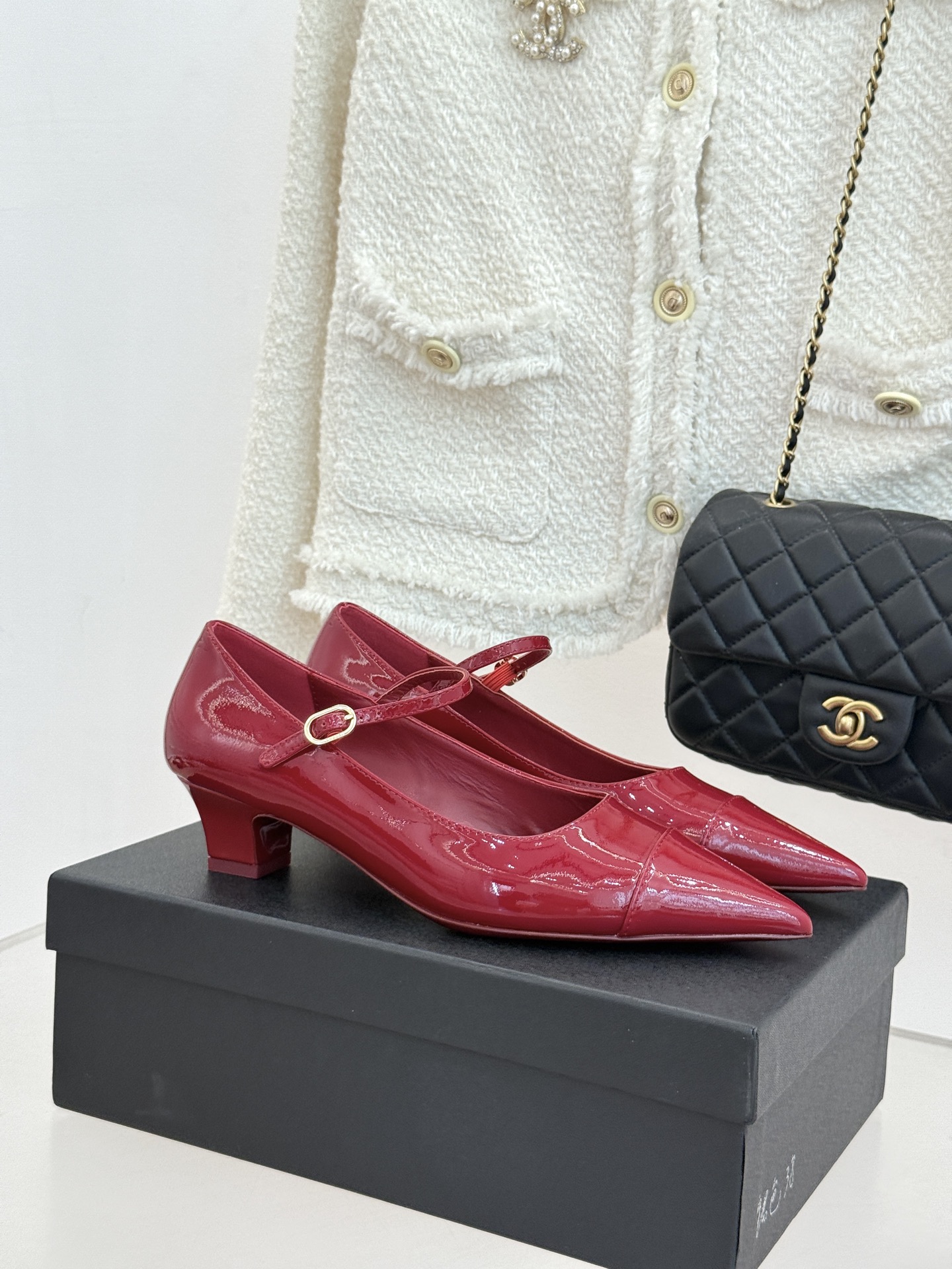 CHANE* ｜小香拼色尖头猫跟玛丽珍鞋 以复古廓形与现代撞色，重塑春夏格调。羊皮革与漆皮拼接 质感细腻