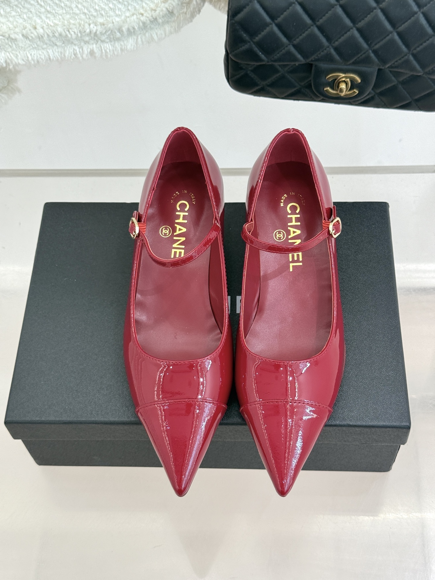 CHANE* ｜小香拼色尖头猫跟玛丽珍鞋 以复古廓形与现代撞色，重塑春夏格调。羊皮革与漆皮拼接 质感细腻