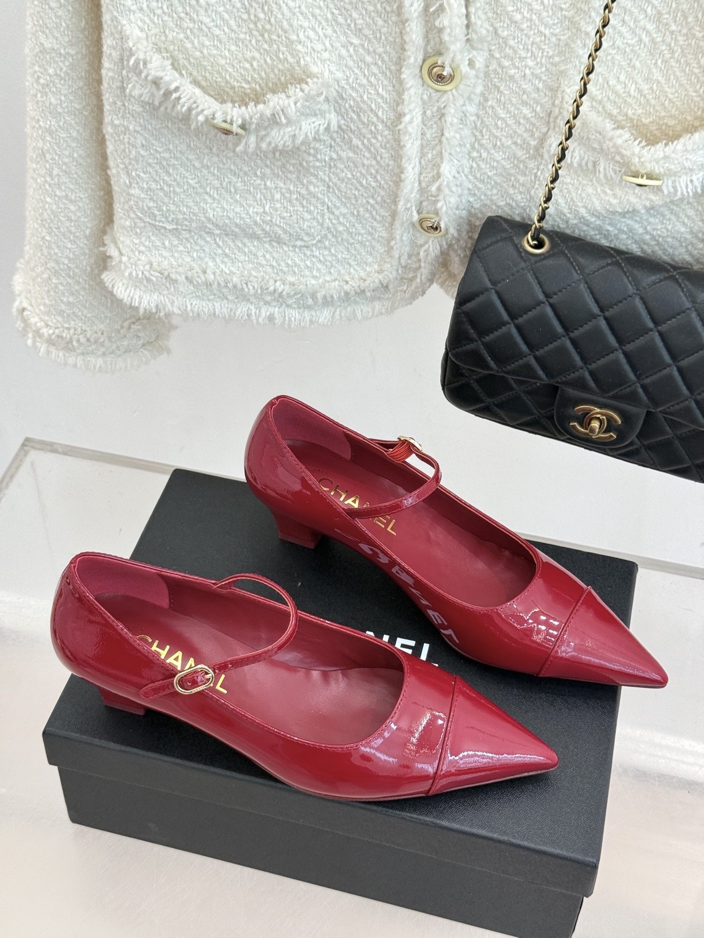 CHANE* ｜小香拼色尖头猫跟玛丽珍鞋 以复古廓形与现代撞色，重塑春夏格调。羊皮革与漆皮拼接 质感细腻