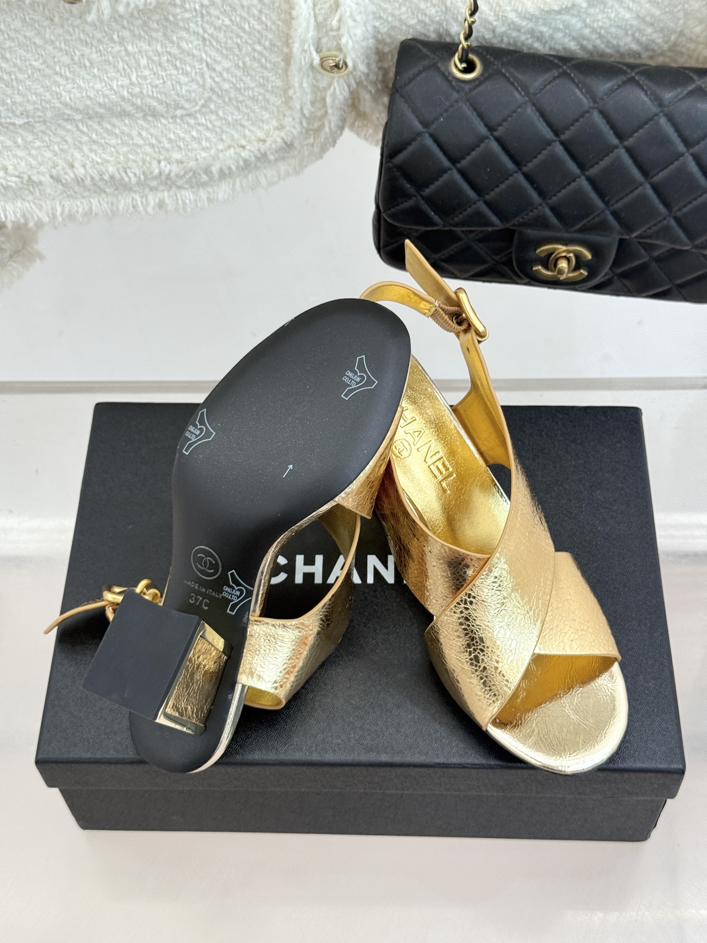 CHANE* ｜小香经典双C交叉带金属跟粗跟凉鞋小香将法式经典与现代慵懒相融打造这款辨识度拉满的粗跟拖鞋