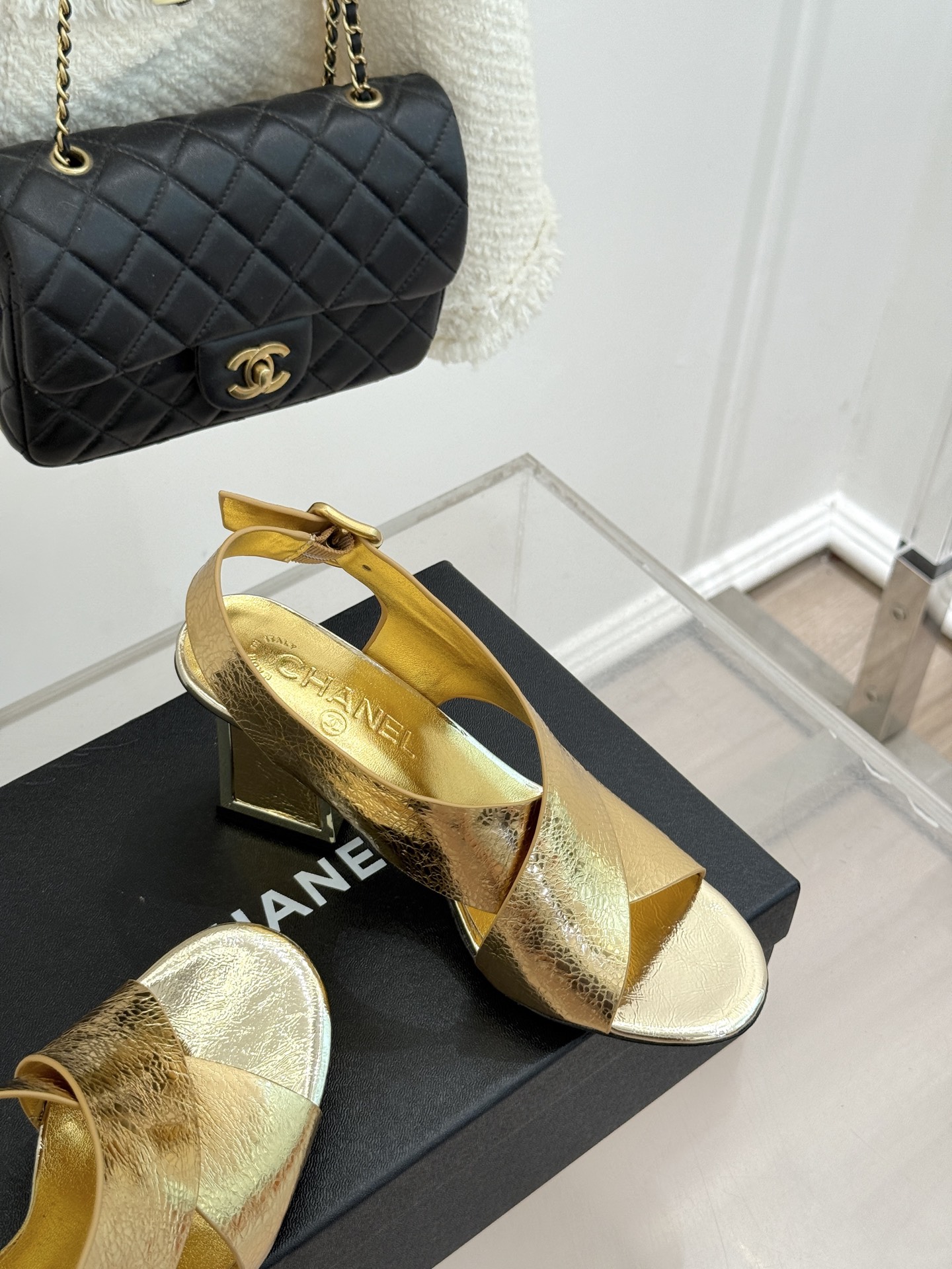 CHANE* ｜小香经典双C交叉带金属跟粗跟凉鞋小香将法式经典与现代慵懒相融打造这款辨识度拉满的粗跟拖鞋