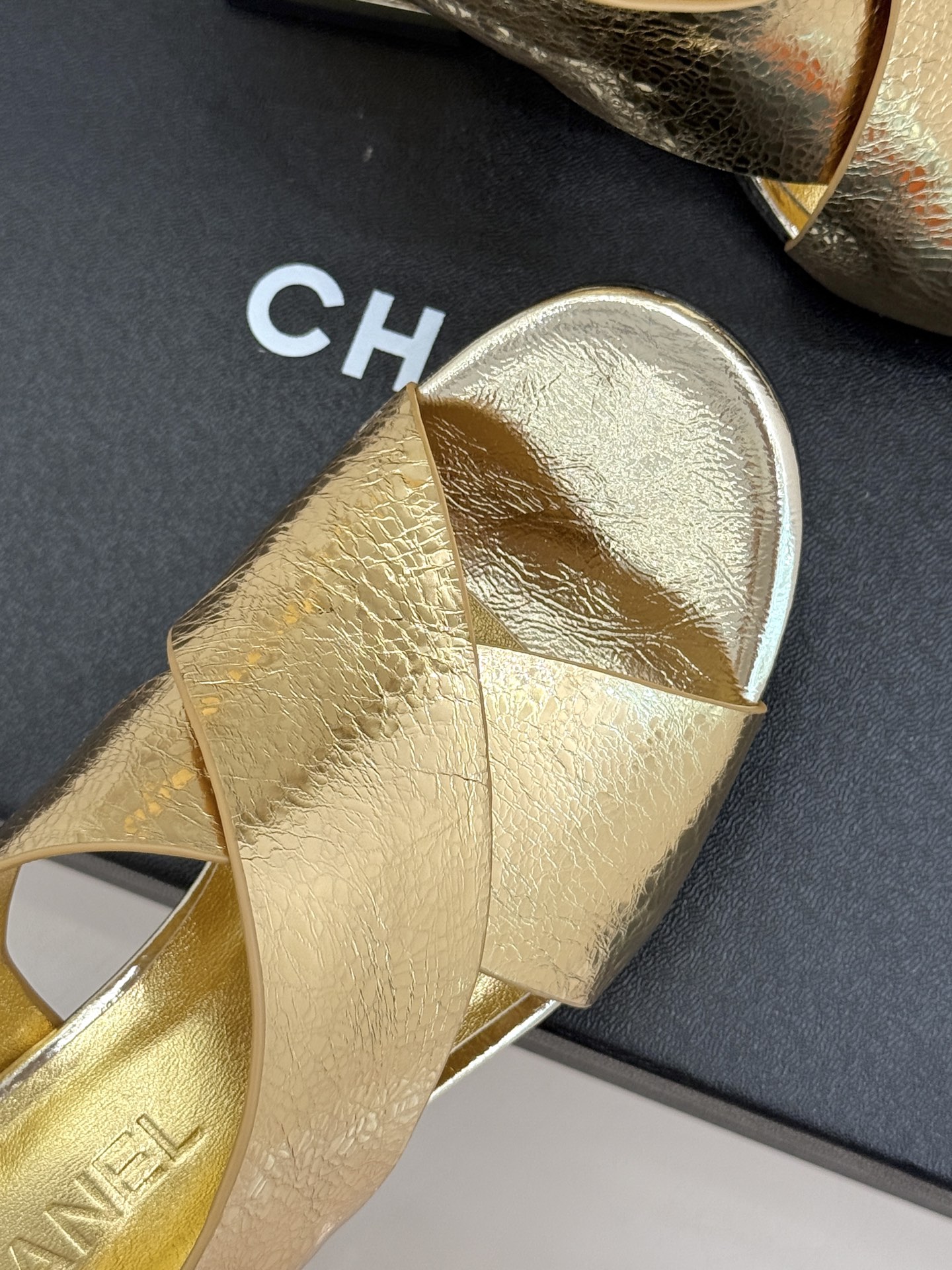 CHANE* ｜小香经典双C交叉带金属跟粗跟凉鞋小香将法式经典与现代慵懒相融打造这款辨识度拉满的粗跟拖鞋
